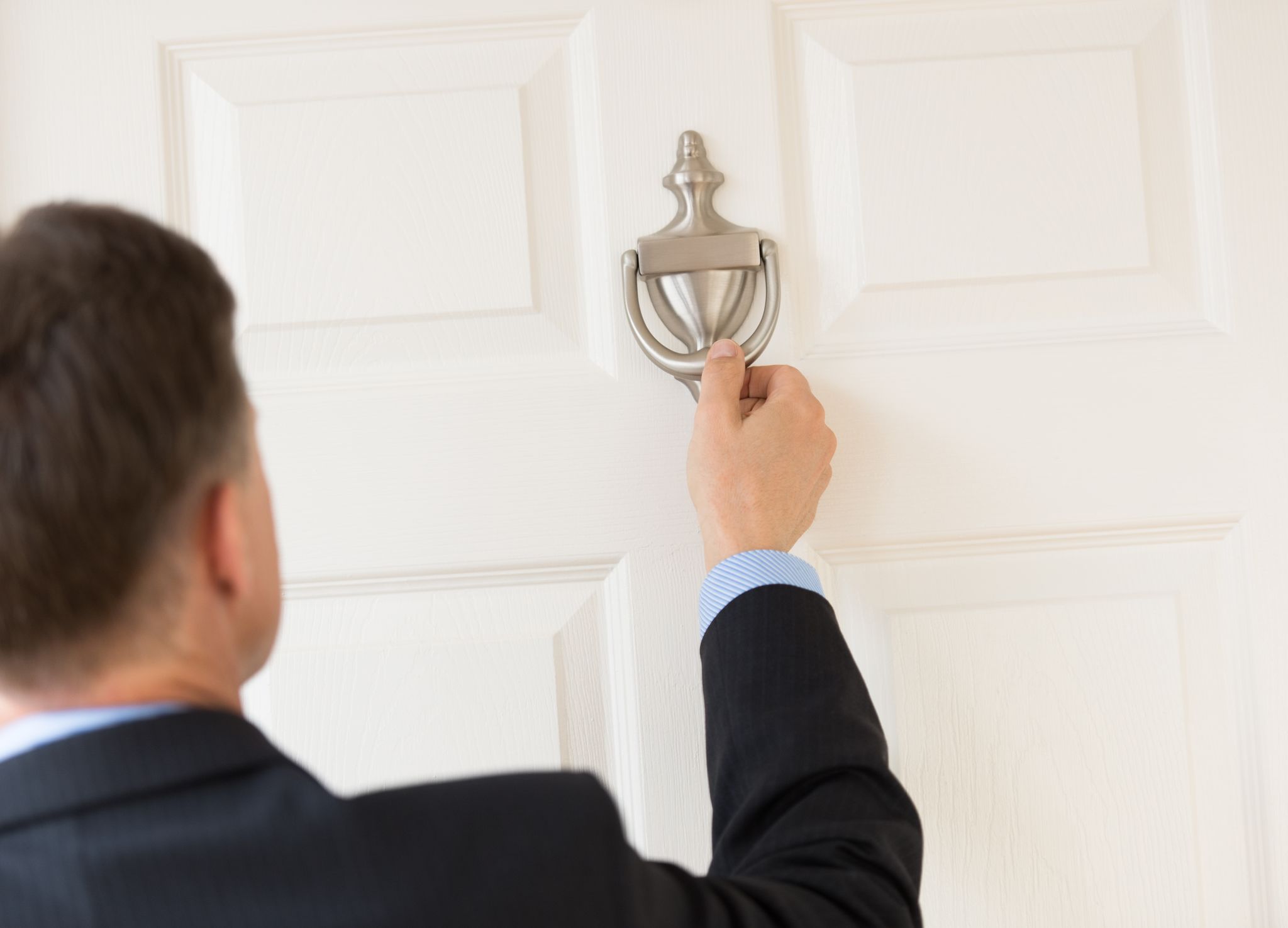 A man knocking on the door. | Source: Getty Images