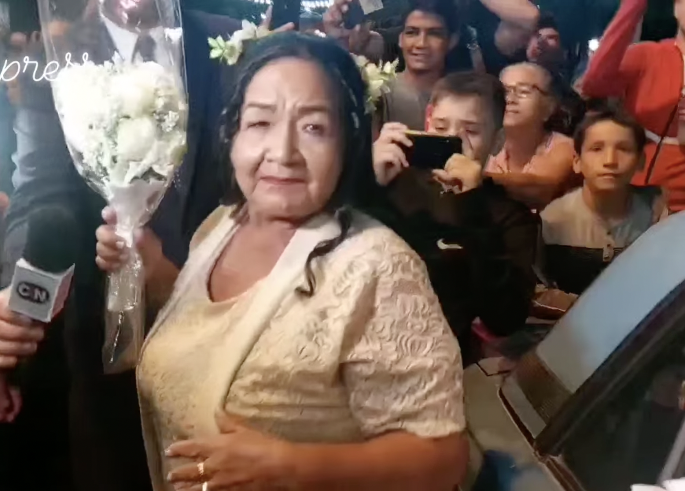 Rufina Ibarra in ihrem Brautkleid, mit einem Blumenstrauß in der Hand an ihrem Hochzeitstag | Quelle: facebook.com/Aguaray-Press