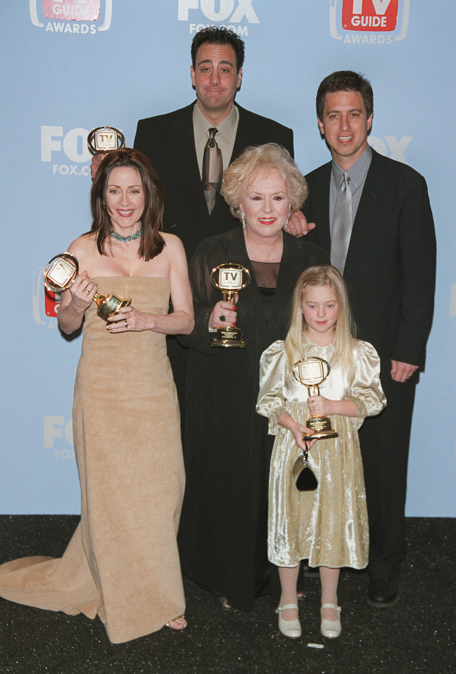 "Everybody Loves Raymond" was a huge success. In this photo, the cast posed at the 2nd "TV Guide Awards" on March 5, 2000. | Source: Getty Images