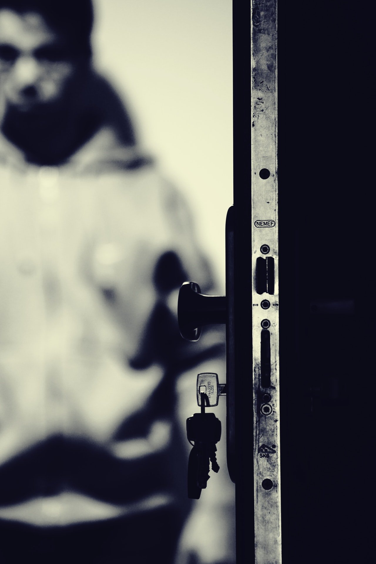 Hombre abriendo una puerta. | Foto: Pexels