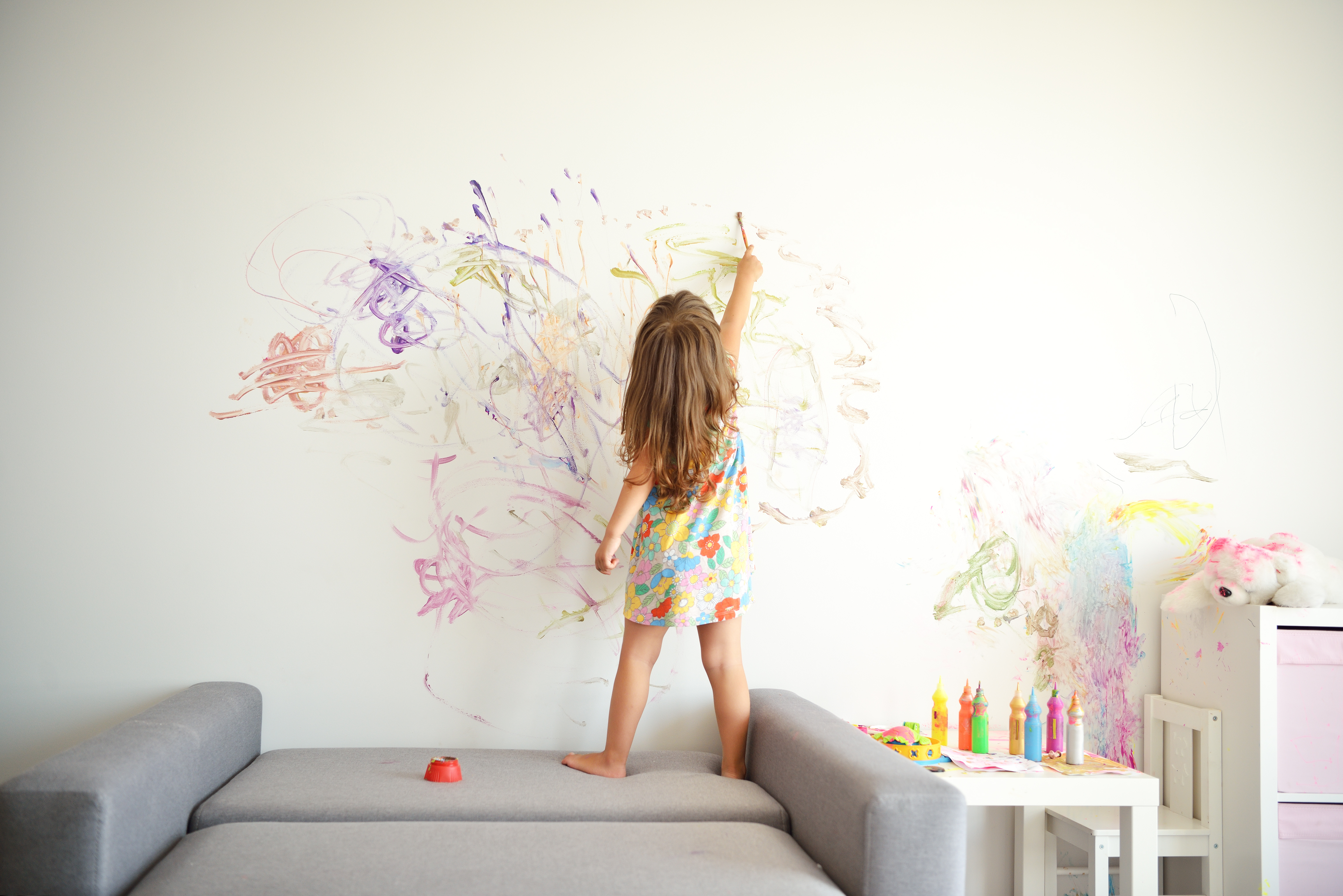 A child's drawing. Ребенок рисует на стене. Ребенок разрисовал стены. Ребенок рисует на обоях. Краска для рисования на стенах.