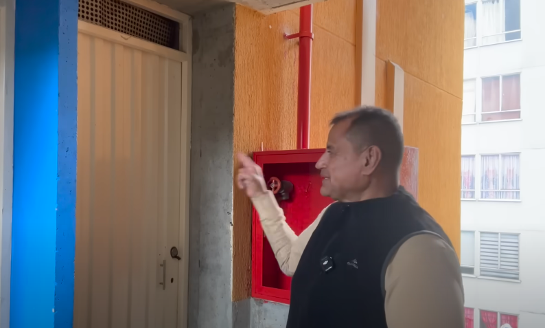 Apartment where the crime was committed, from a news report dated July 28, 2025 | Source: Youtube/Testigo Directo