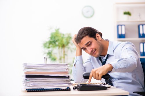 Un homme stressé par son travail. | Photo : Shutterstock