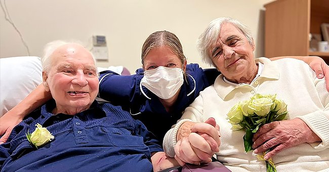 Keith Turner et Rita Trickett photographiés avec une infirmière lors de leur cérémonie de mariage à l'hôpital Royal Derby. | Photo : 