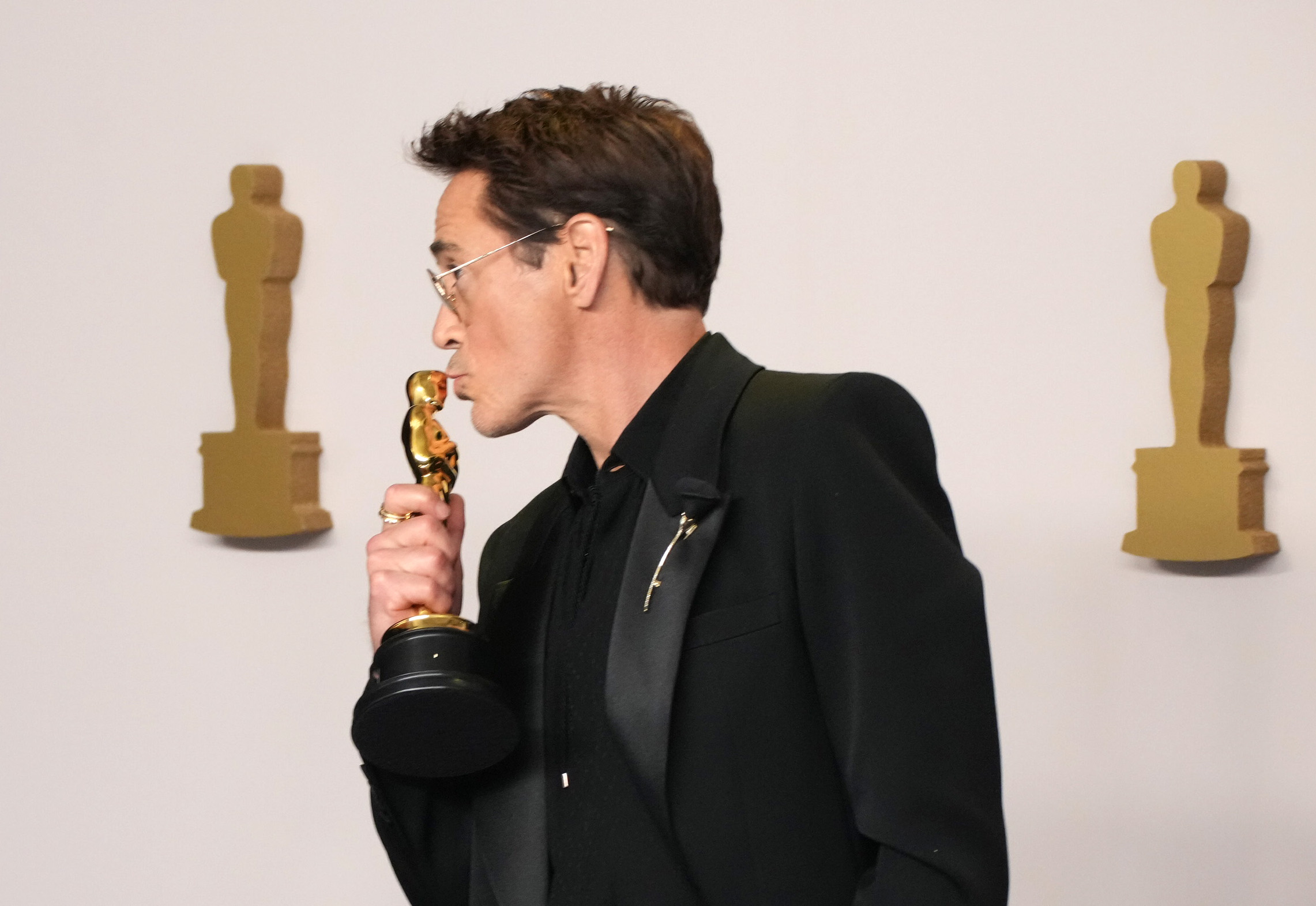 Robert Downey Jr. kissing his Oscar trophy in the press room during the 96th Annual Academy Awards at Ovation Hollywood on March 10, 2024 | Source: Getty Images