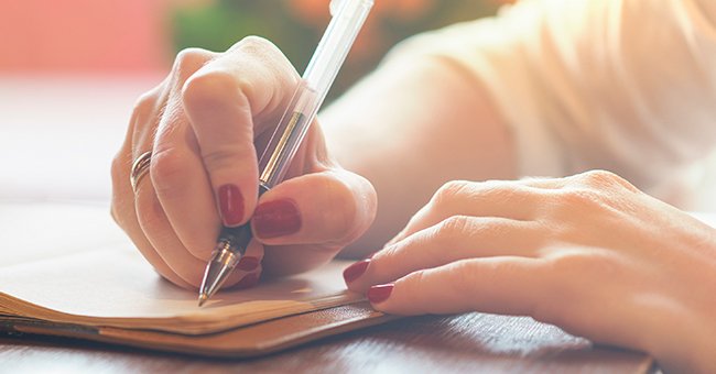 Eine Frau schreibt einen Brief | Quelle: Shutterstock