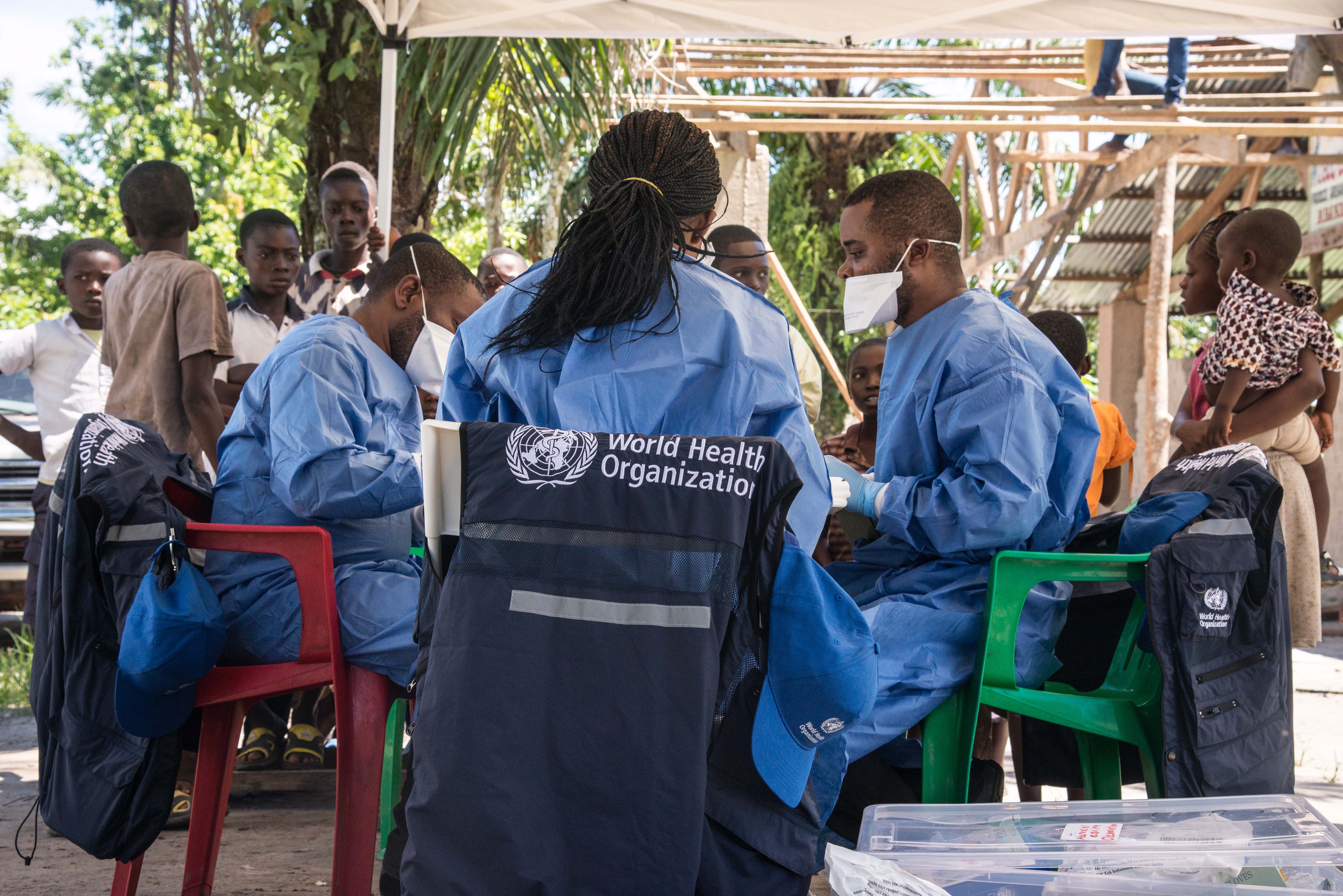 A team from the World Health Organization (WHO) meets with residents in the Democratic Republic of Congo on May 21, 2018 | Source: Getty Images