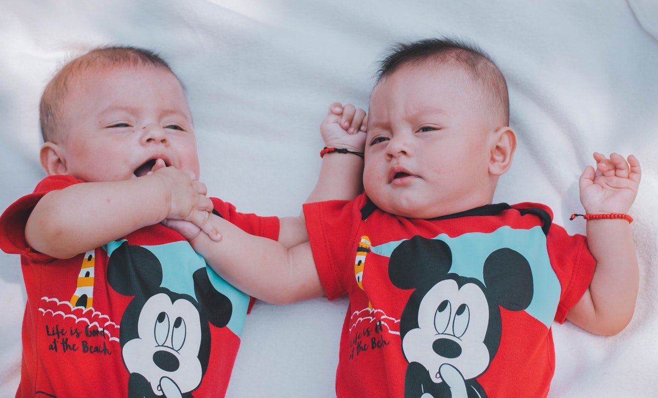 Twin babies wearing red shirts | Source: Pexels
