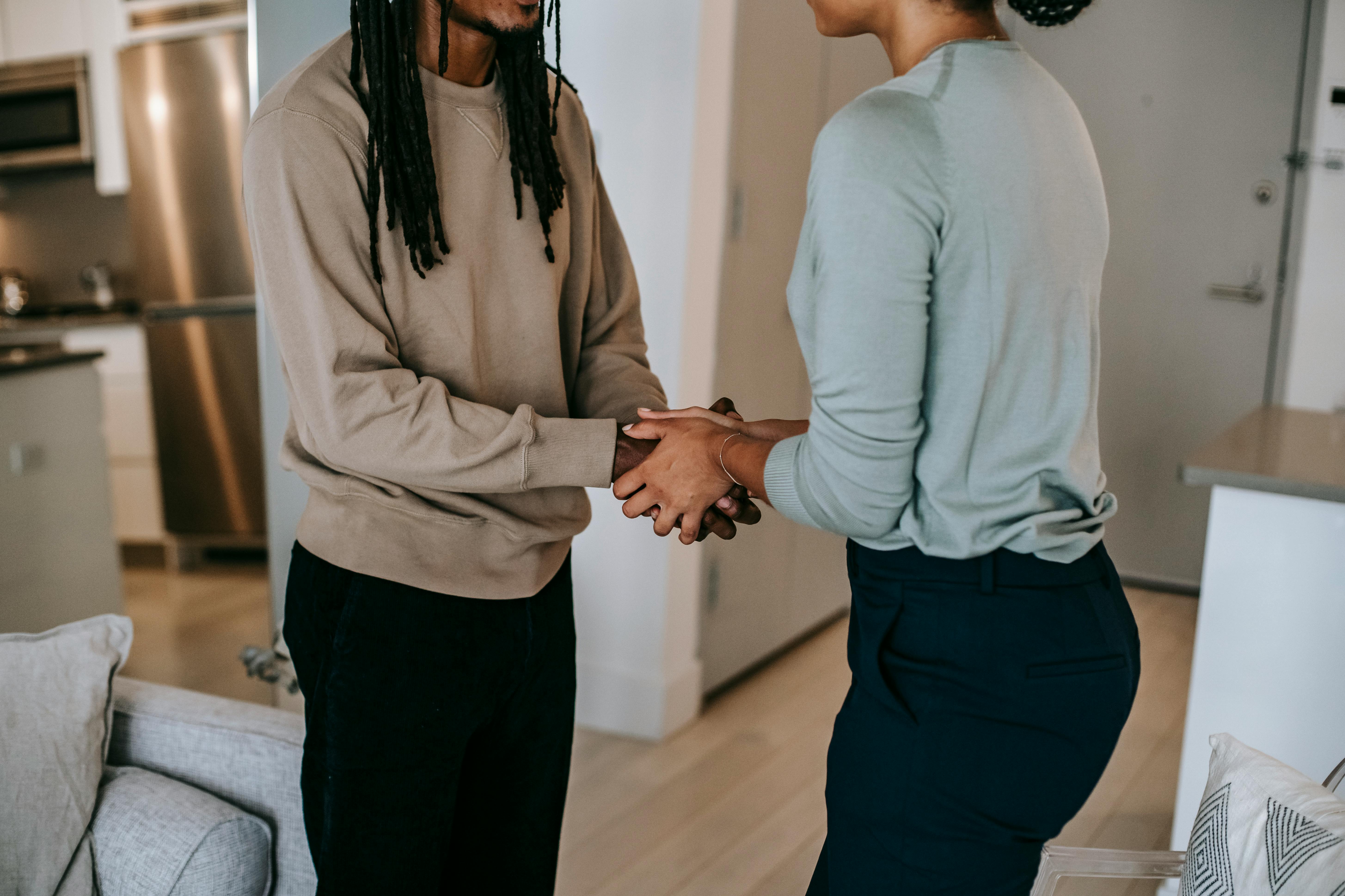 Two people shaking hands | Source: Pexels