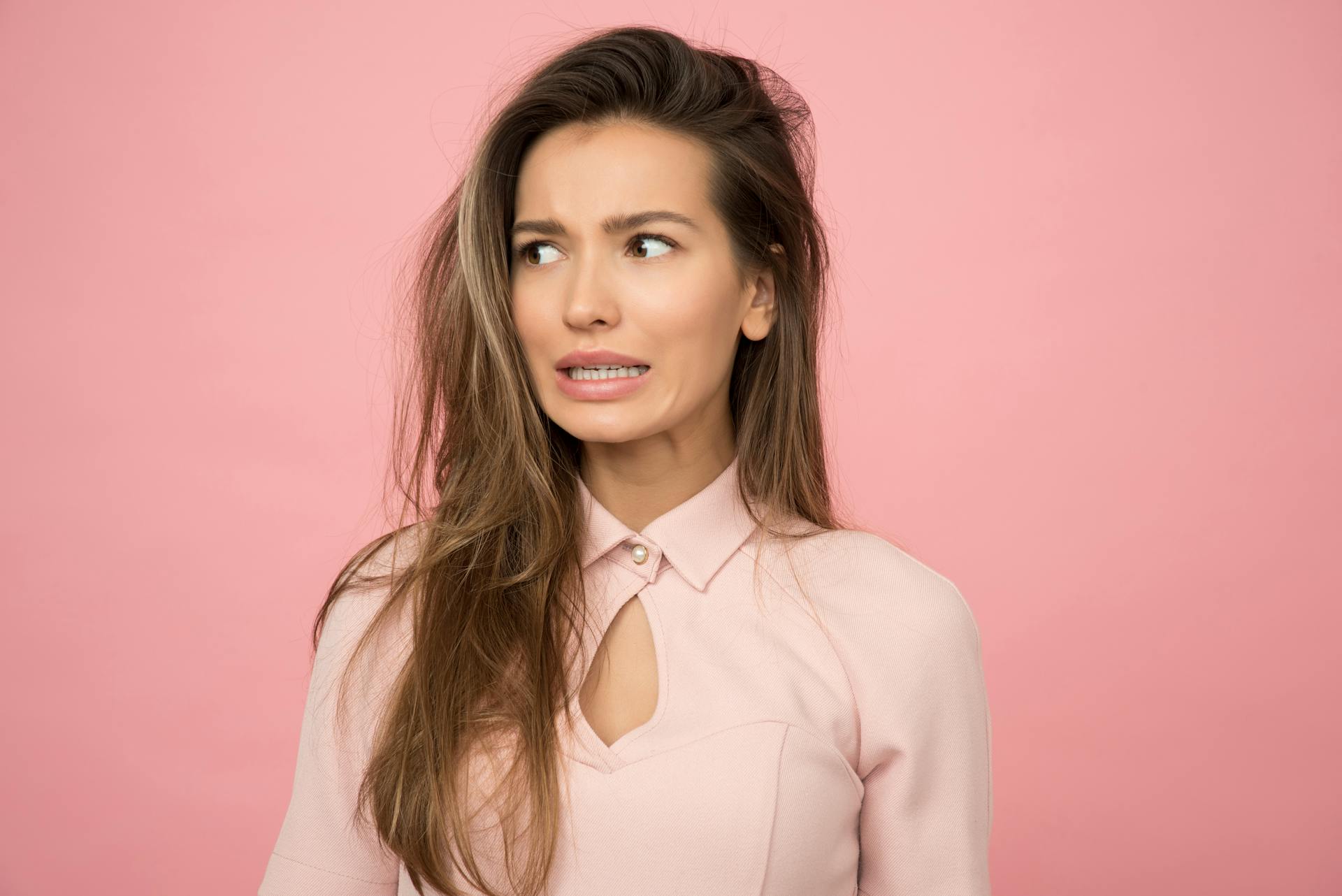 A woman clenching her jaw | Source: Pexels