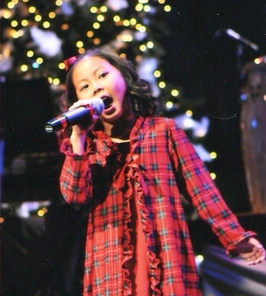 Bild von Kenzie, die auf der Bühne singt. | Quelle: Youtube.com/CBN – The Christian Broadcasting Network