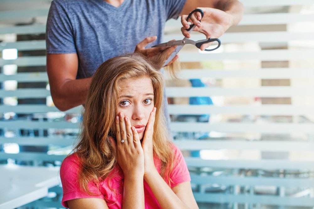 Un femme avec des cheveux effilés. | Photo : Shutterstock