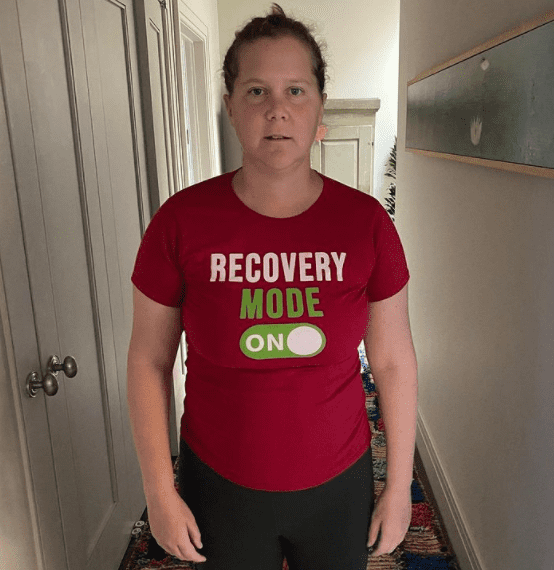 Comedian Amy Schumer just one week after undergoing surgery for her endometriosis | Photo: Instagram.com/amyschumer