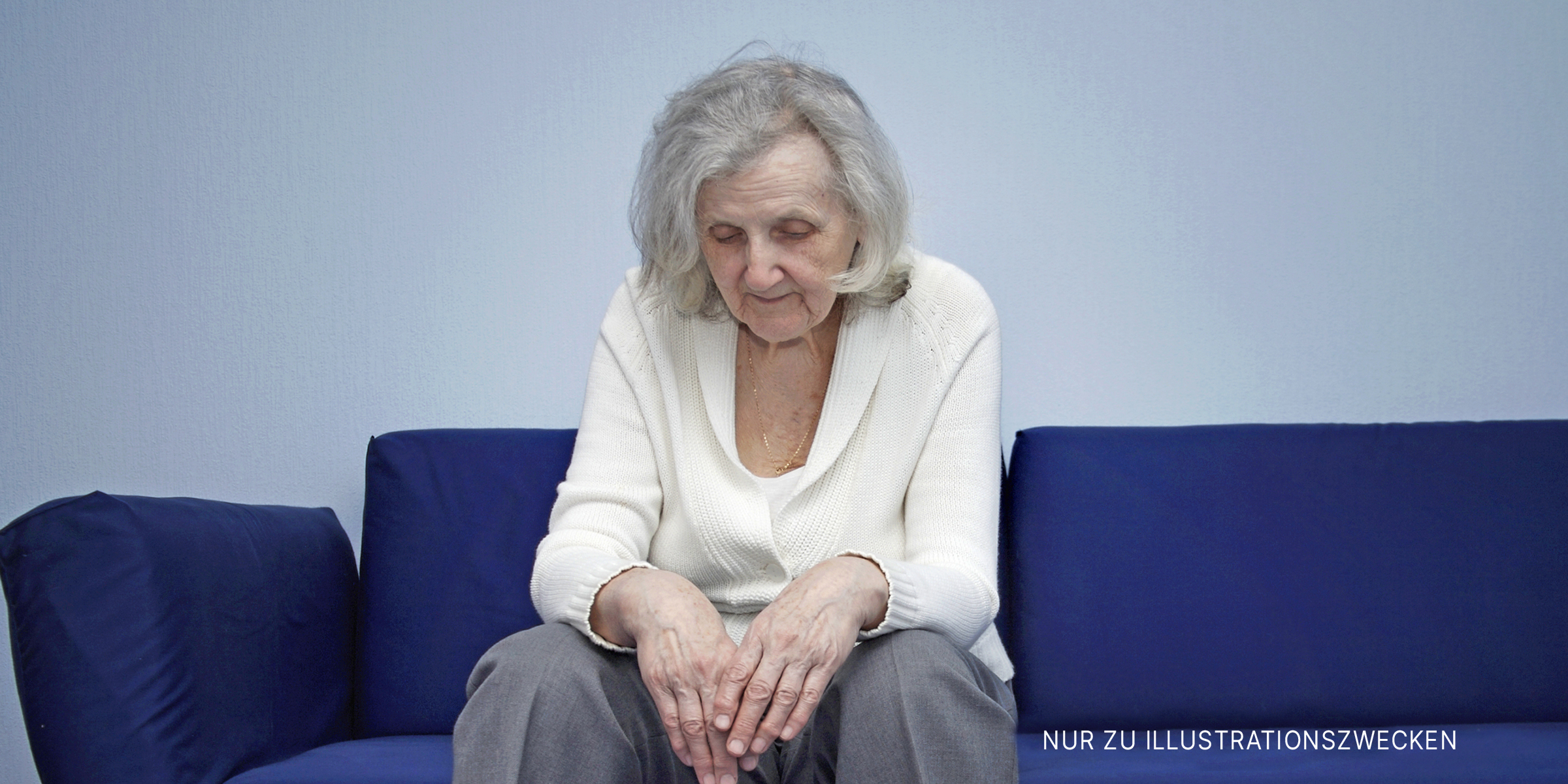 Müde ältere Frau sitzt auf der Couch | Quelle: Getty Images