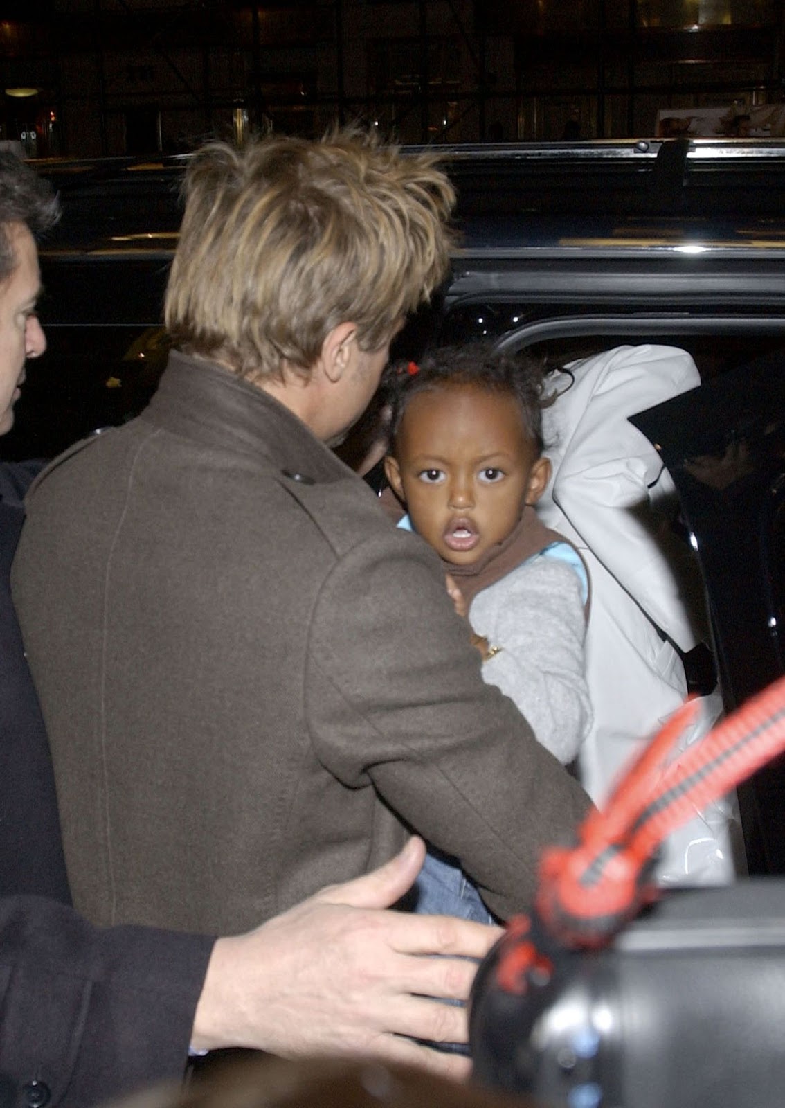 Brad Pitt photographed with Zahara while leaving a toy store on December 8, 2006, in New York. | Source: Getty Images