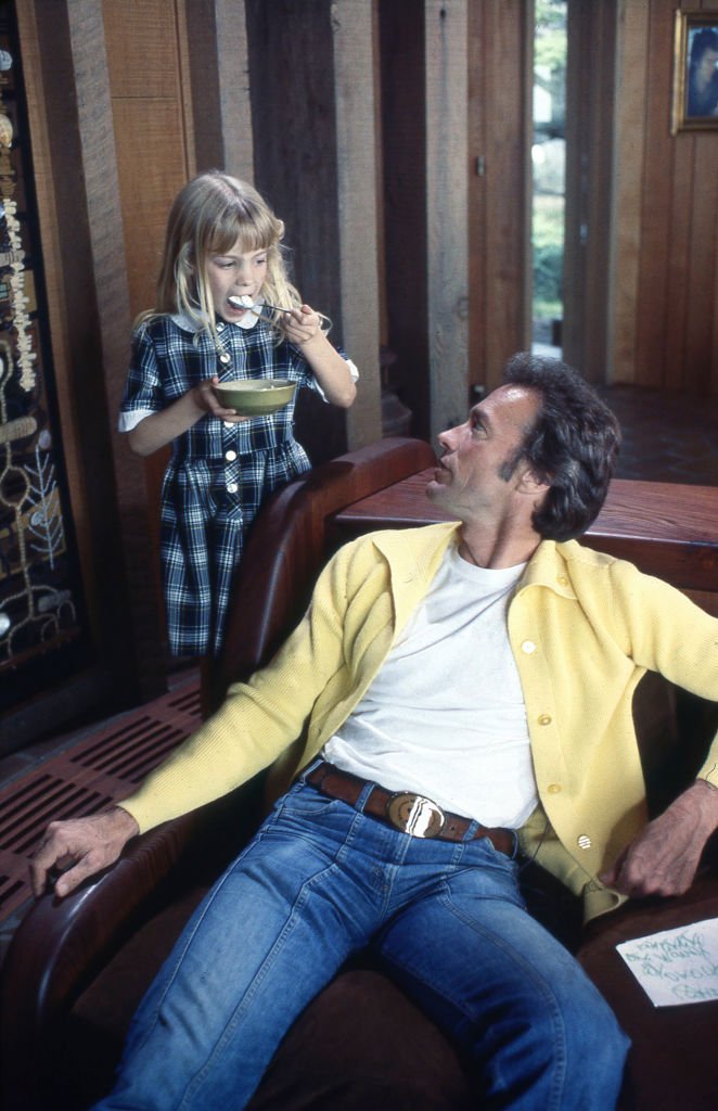 L'acteur et réalisateur Clint Eastwood avec sa fille chez lui à Pebble Beach près de Carmel, Californie vers 1978 | Source : Getty Images