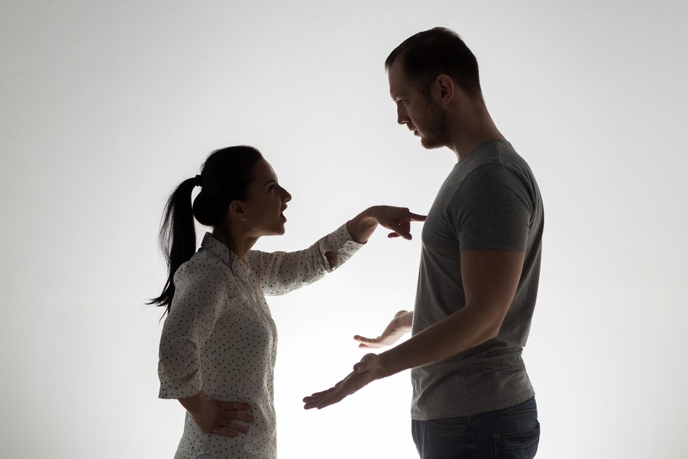 Eine verärgerte Ehefrau hat Streit mit ihrem Mann. | Quelle: Shutterstock