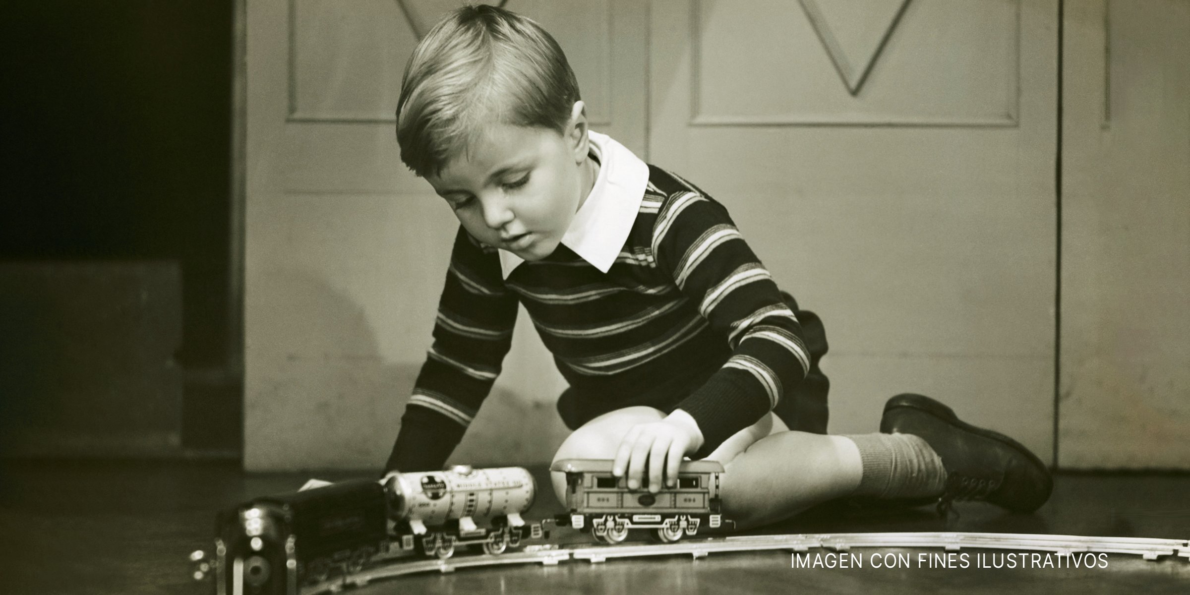 Niño jugando con un tren | Foto: Getty Images
