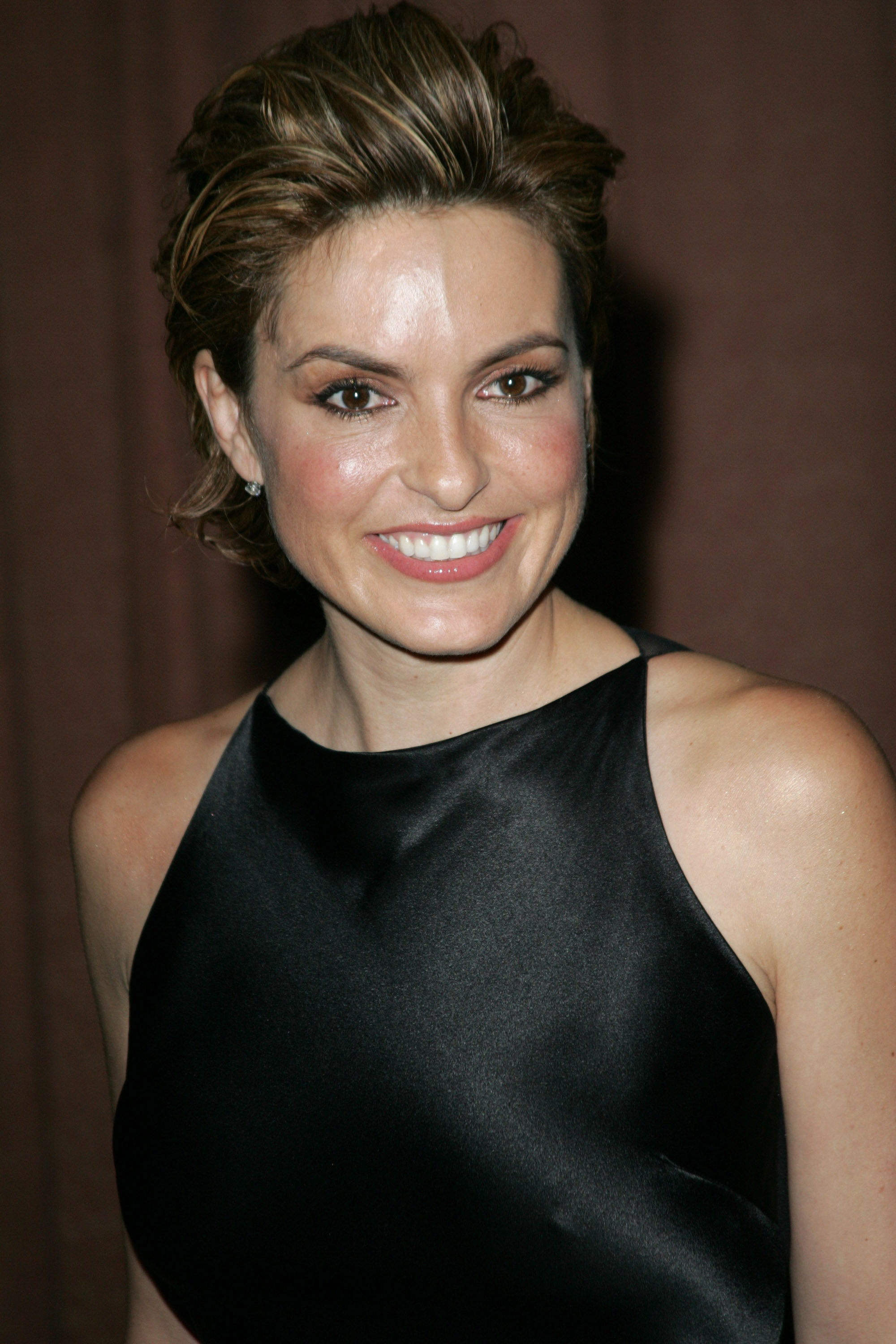 A playful upswept style — short layers gathered and swept upward with honey-toned highlights catching the light — gives Hargitay a distinctly editorial look at the Gracie Allen Awards in New York City.