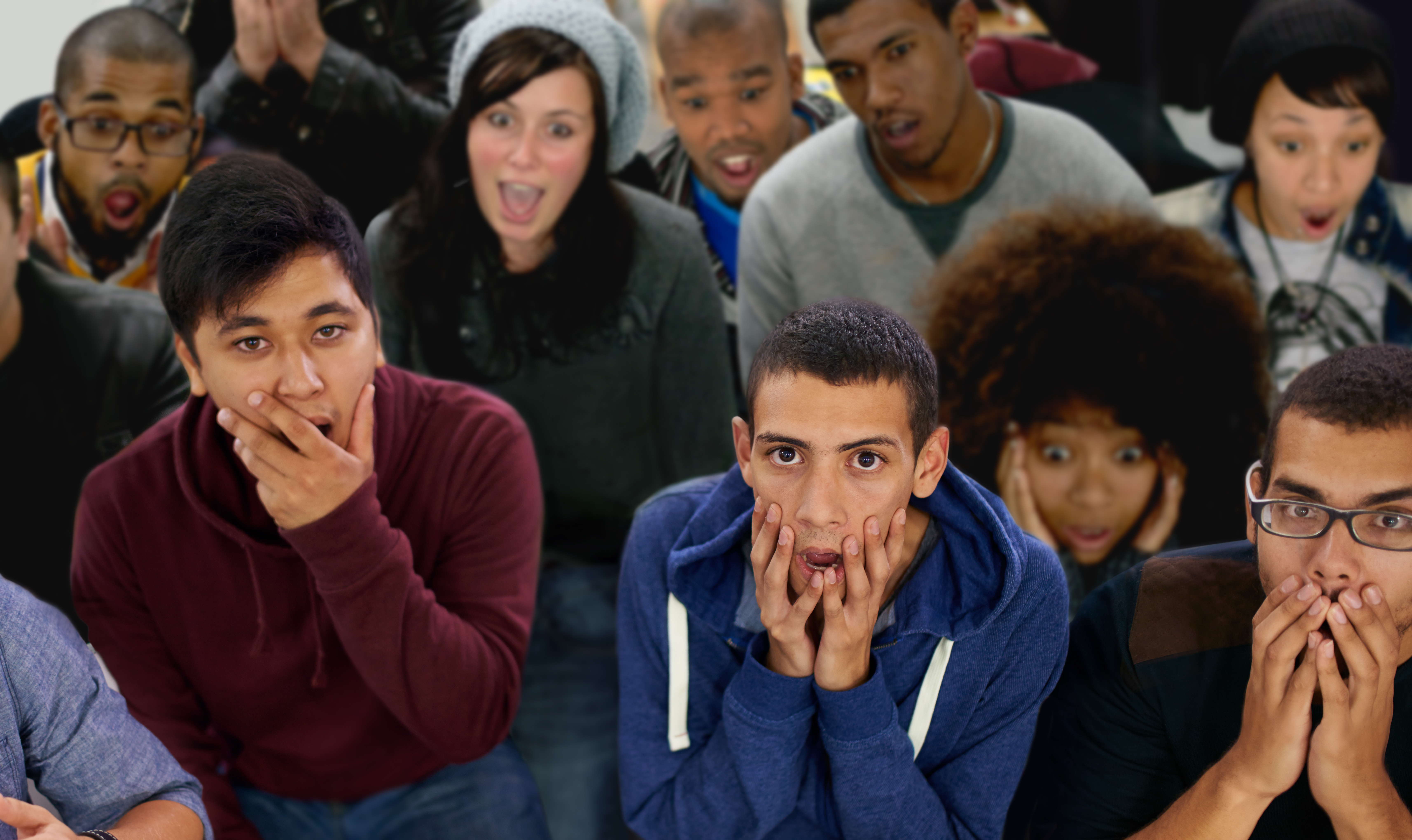 Un grupo de personas reaccionando en estado de shock ante algo | Fuente: Getty Images