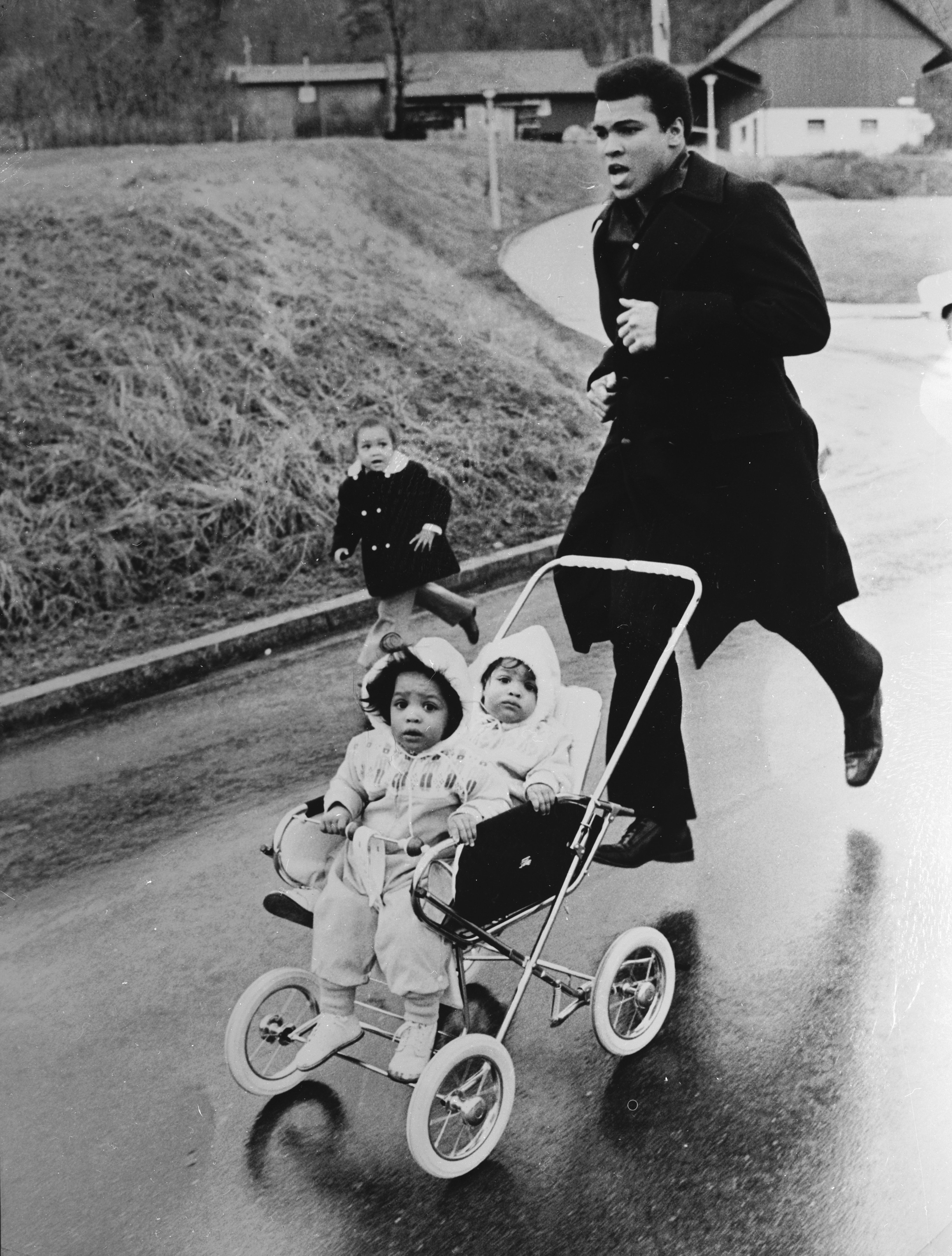 Muhammad Ali trains in Zurich with his twin daughters Jamillah and Rasheda on December 22, 1971. | Source: Getty Images