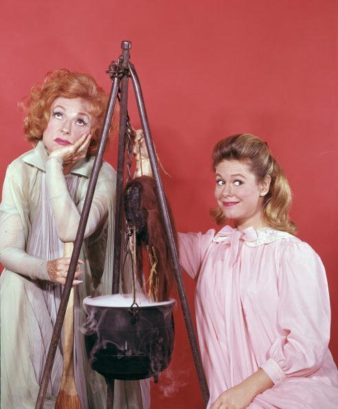 Agnes Moorehead as Endora, Elizabeth Montgomery Samantha on "Bewitched" | Photo: Getty Images