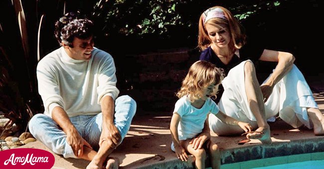 Burt Bacharach, Ehefrau Angie Dickinson und Tochter Lea Nikki, 2, auf dem Gelände und um den Swimmingpool ihres Hauses in Hollywood am 3. Juni 1969. | Quelle: Getty Images