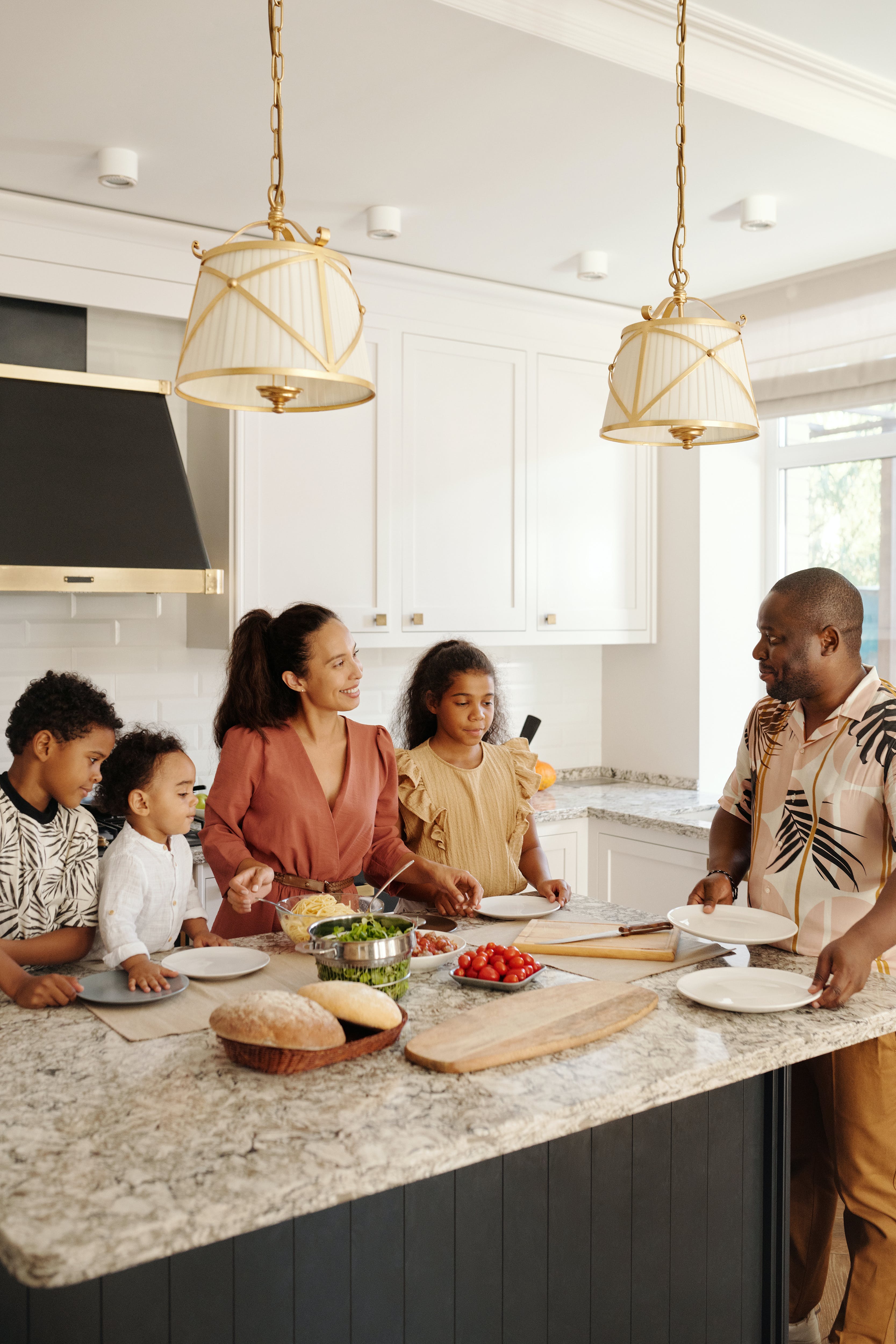 A large family preparing a meal together in the kitchen | Source: Pexels