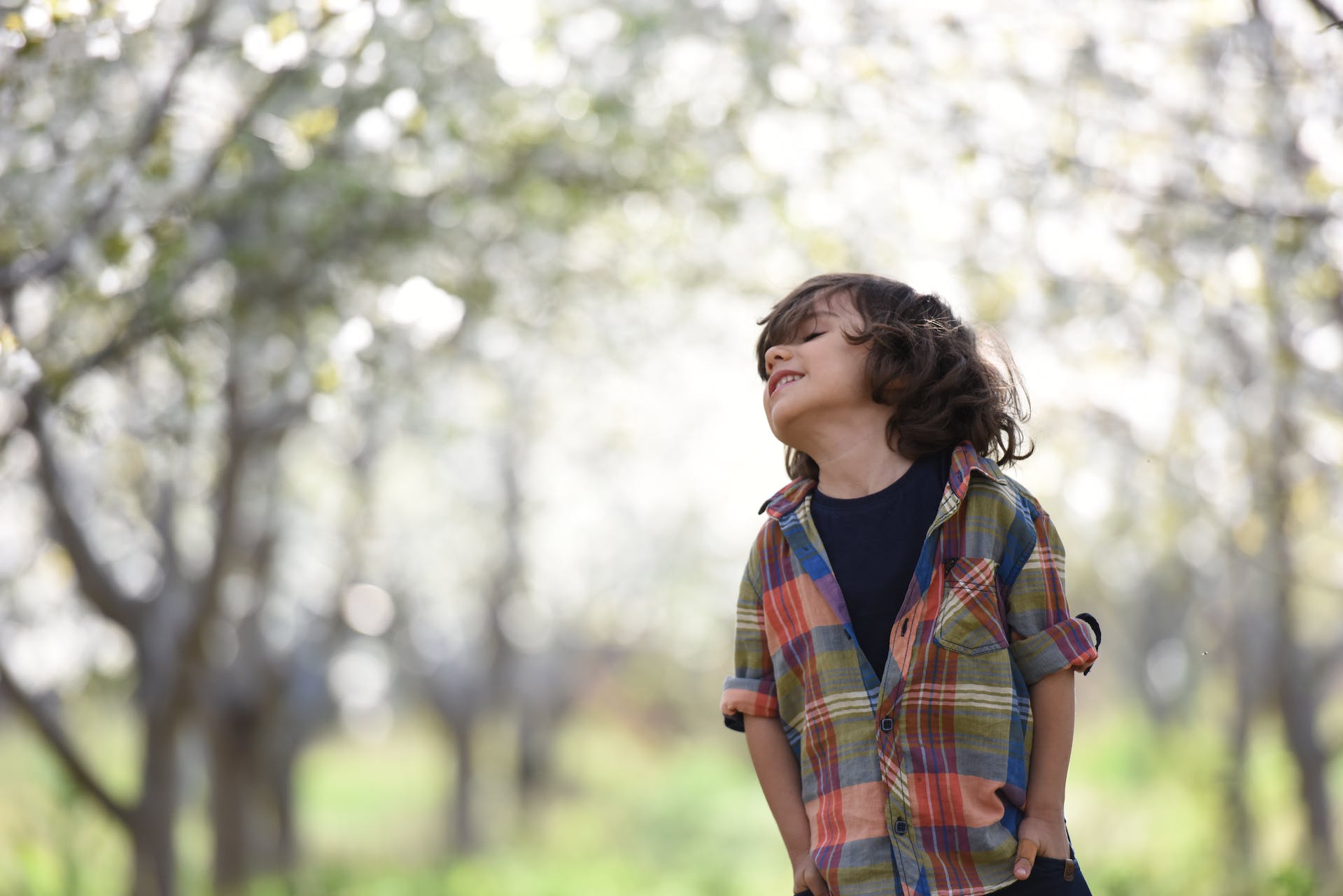 A child standing outdoors | Source: Pexels