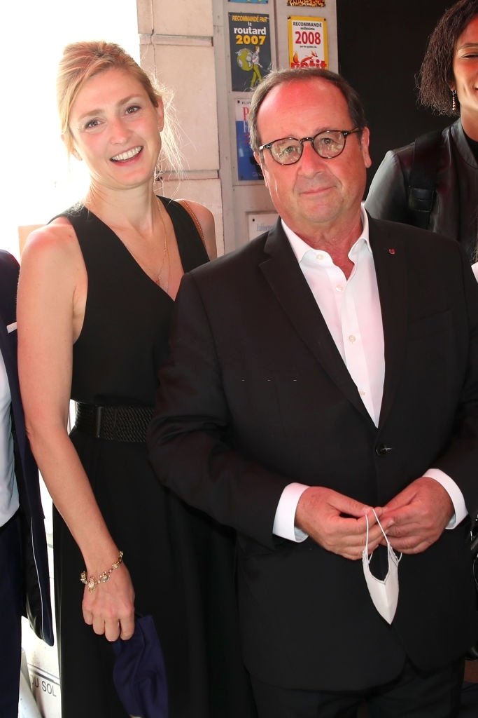 Julie Gayet et François Hollande à la présentation du film documentaire "Les joueuses" au 13e Festival du film francophone d'Angoulême, France. | Photo : Getty Images