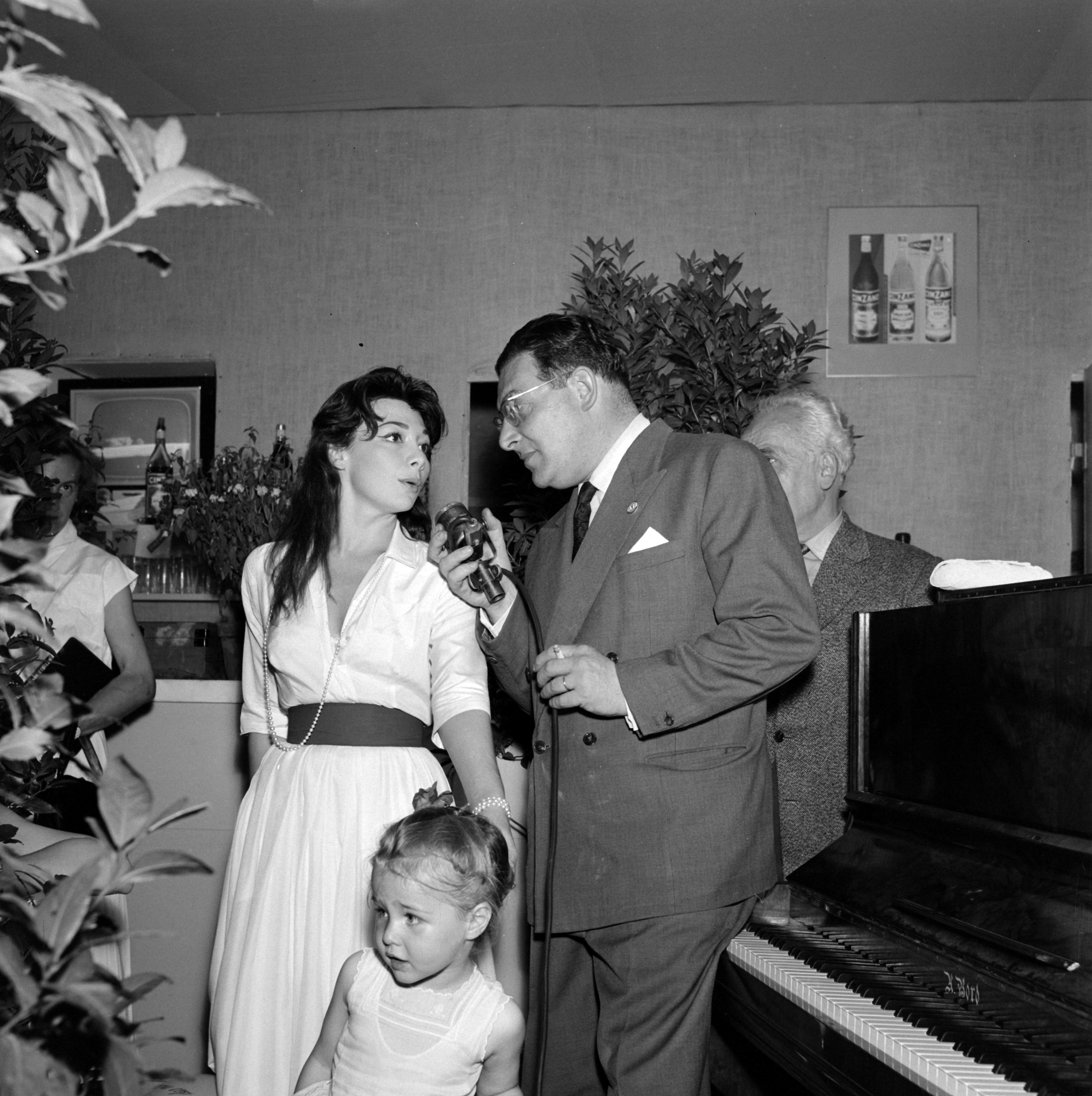 Juliette Greco accompanied by her girl answers Leon Zitrone's questions for the program "The Fair in Stars," 1959 | Photo: GettyImages