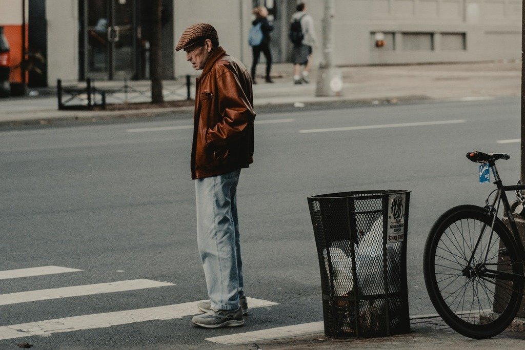 Anciano cruzando la calle. | Foto: Pexels