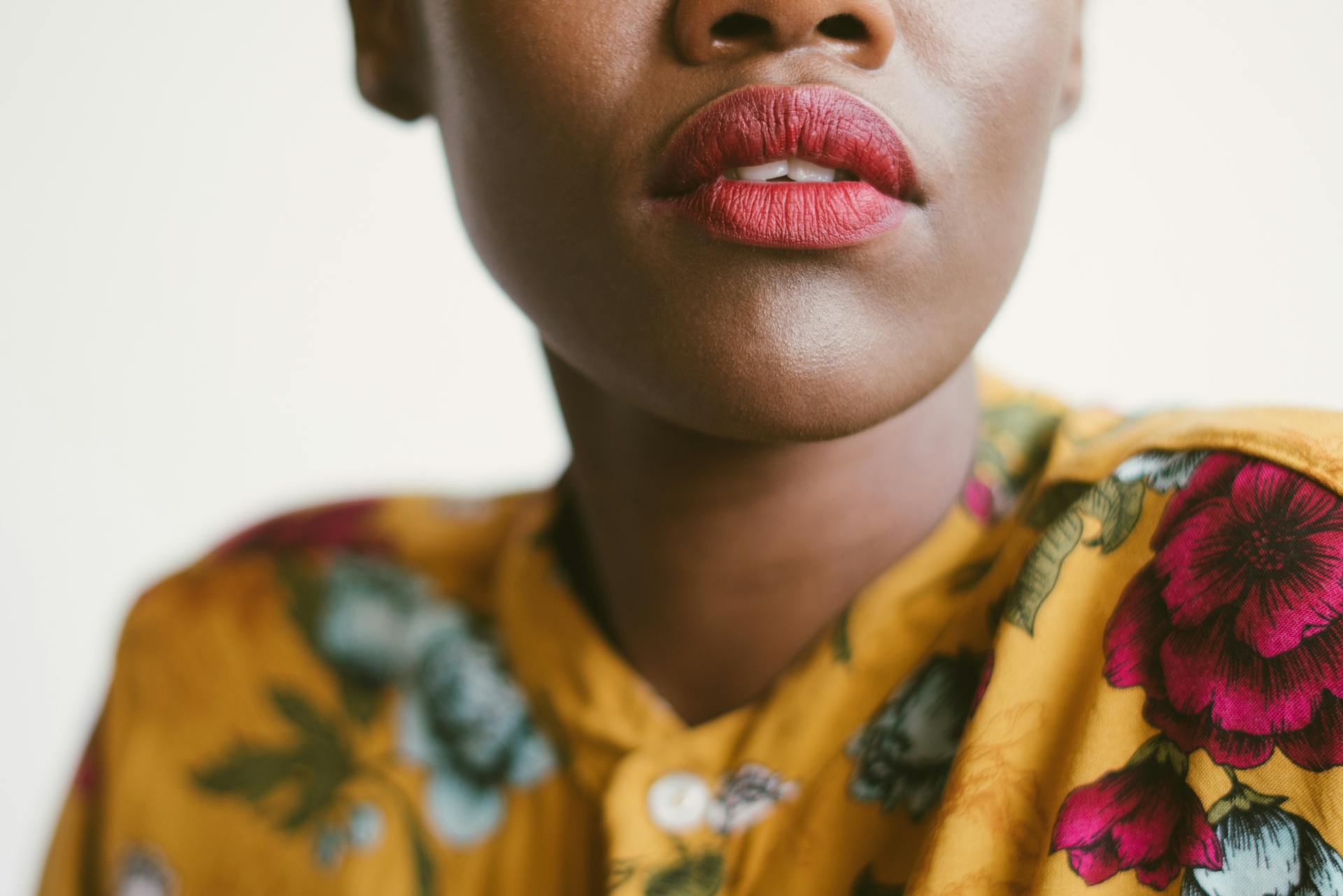 A woman biting her lip | Source: Pexels