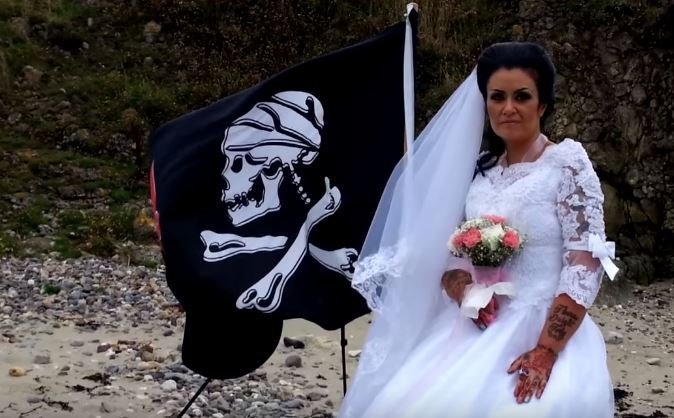 Amanda married her husband on Ireland's international waters l Source: Youtube/Inside Edition