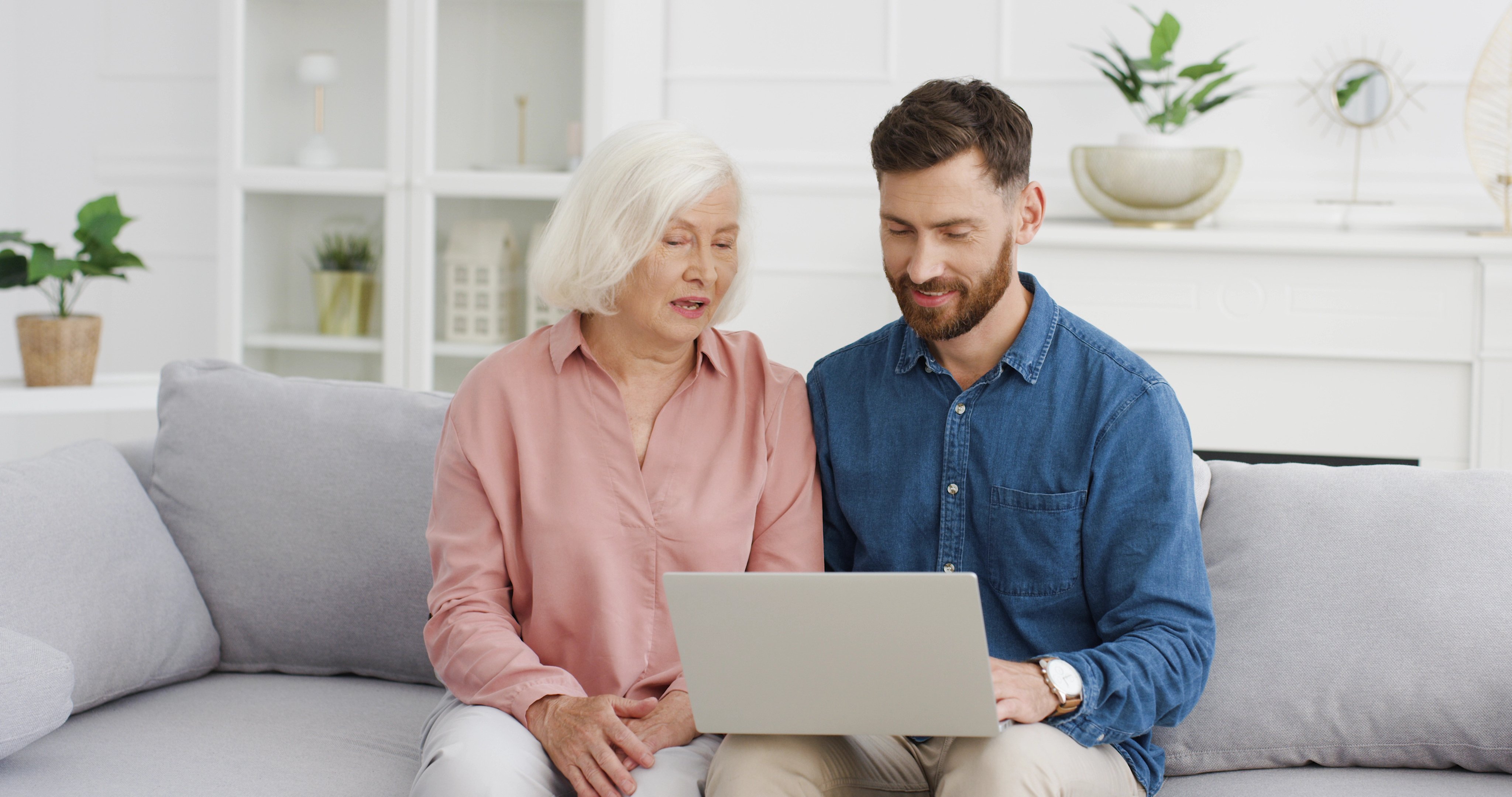 Abuela y nieto sentados en sofá. | Foto: Shutterstock