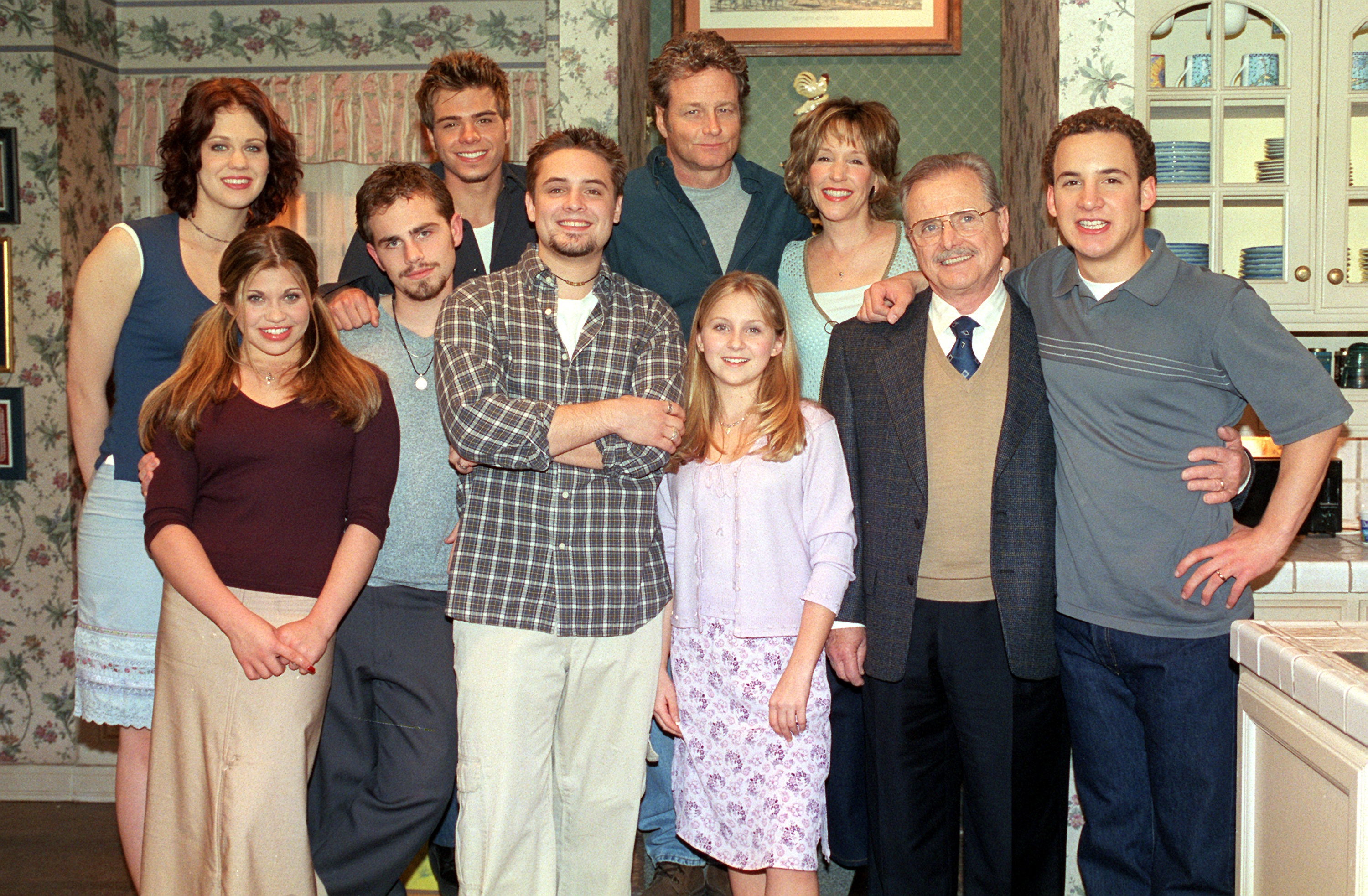 William Daniels and the cast of "Boy Meets World," 2000 | Source: Getty Images