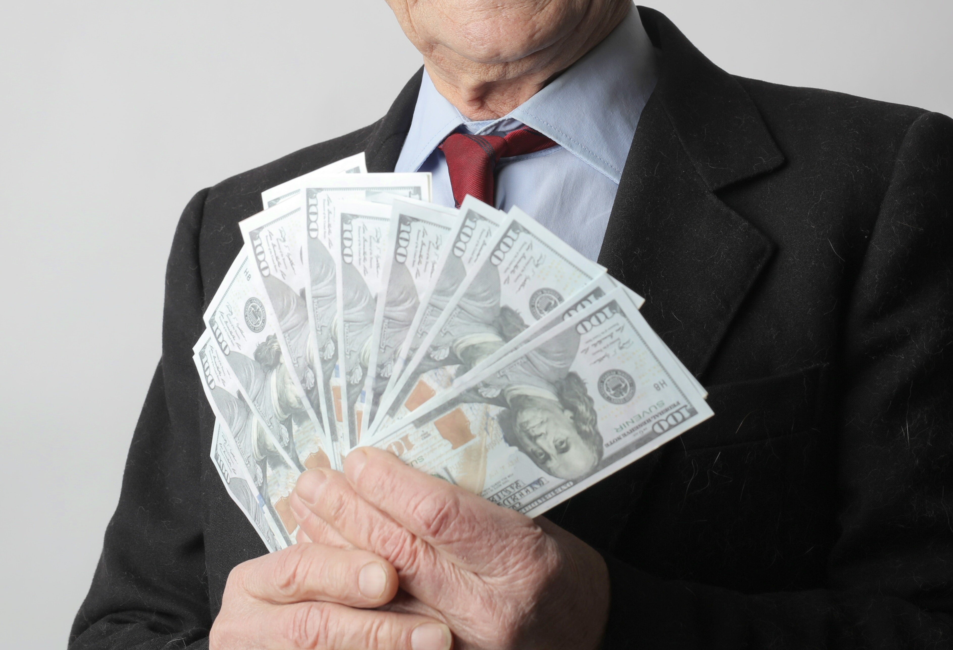 A man holding money | Source: Pexels