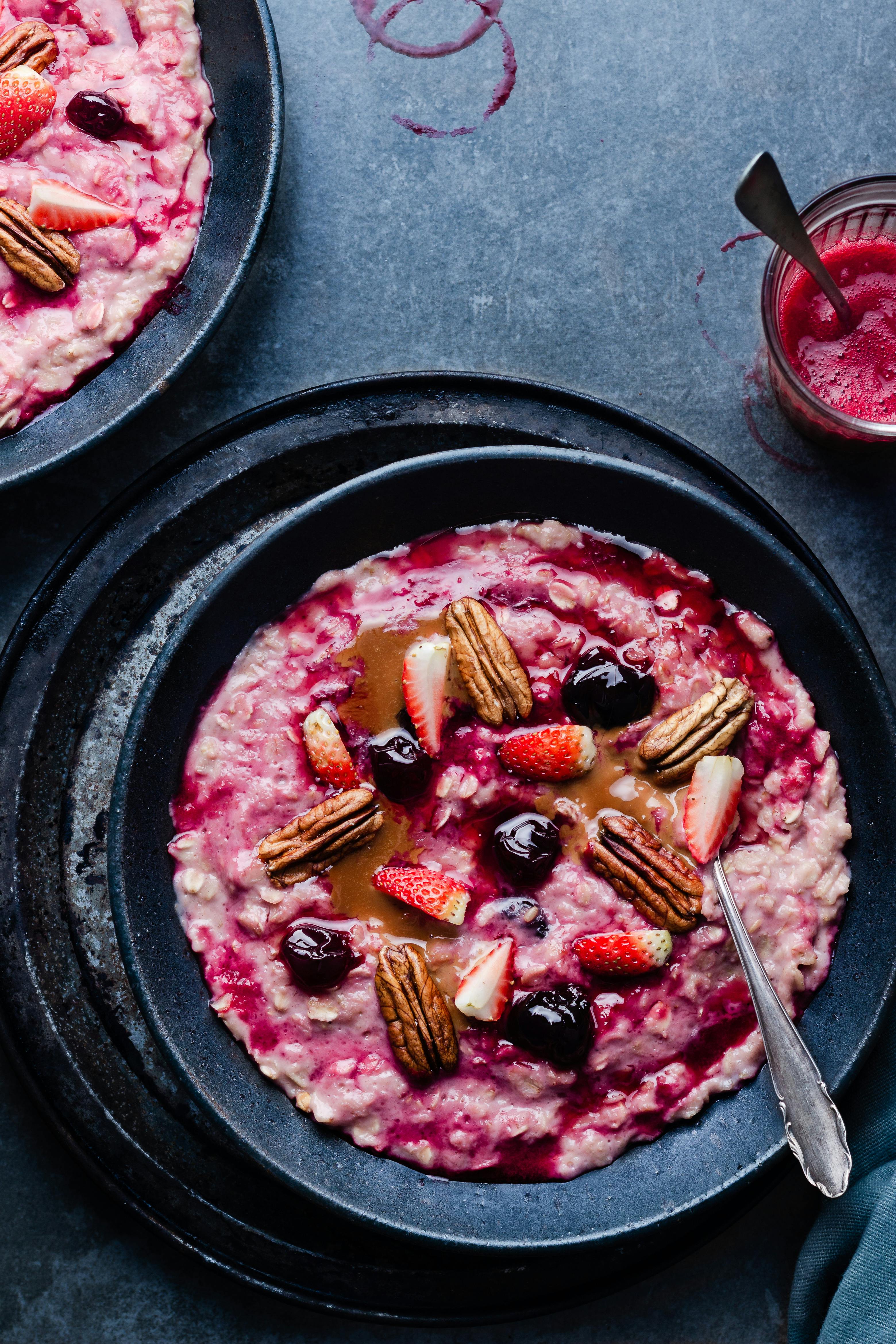 A bowl of oatmeal, fruits, and nuts | Source: Pexels