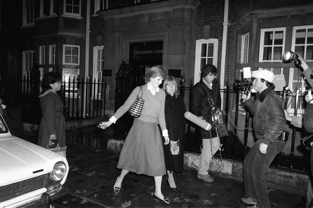 Lady Diana Spencer, die mit Prinz Charles verlobt ist, wird im November 1980 in ihrer Wohnung in Coleherne Court von den Medien verfolgt | Quelle: Getty Images