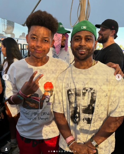 Sebastian "Bash" Taylor Thomaz poses for a photo with rapper Big Sean during Coachella. | Source: Instagram/amberrose