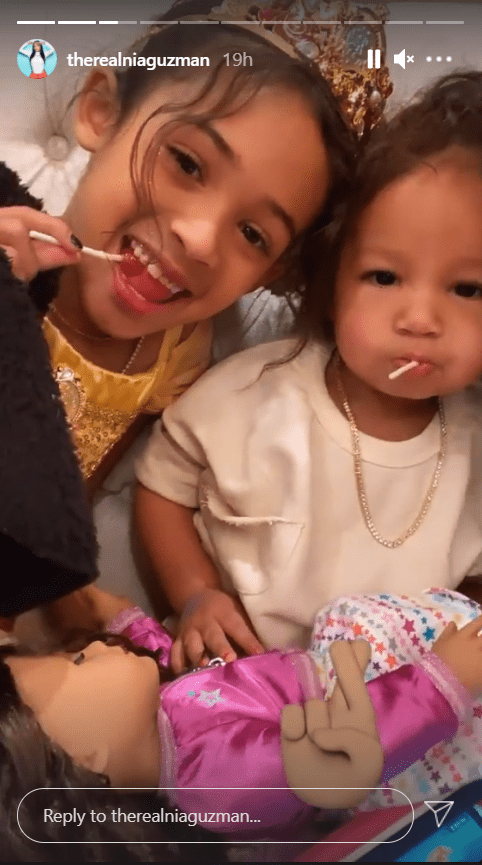 Royalty Brown poses with a friend at a princess party. | Photo: Instagram/therealniaguzman
