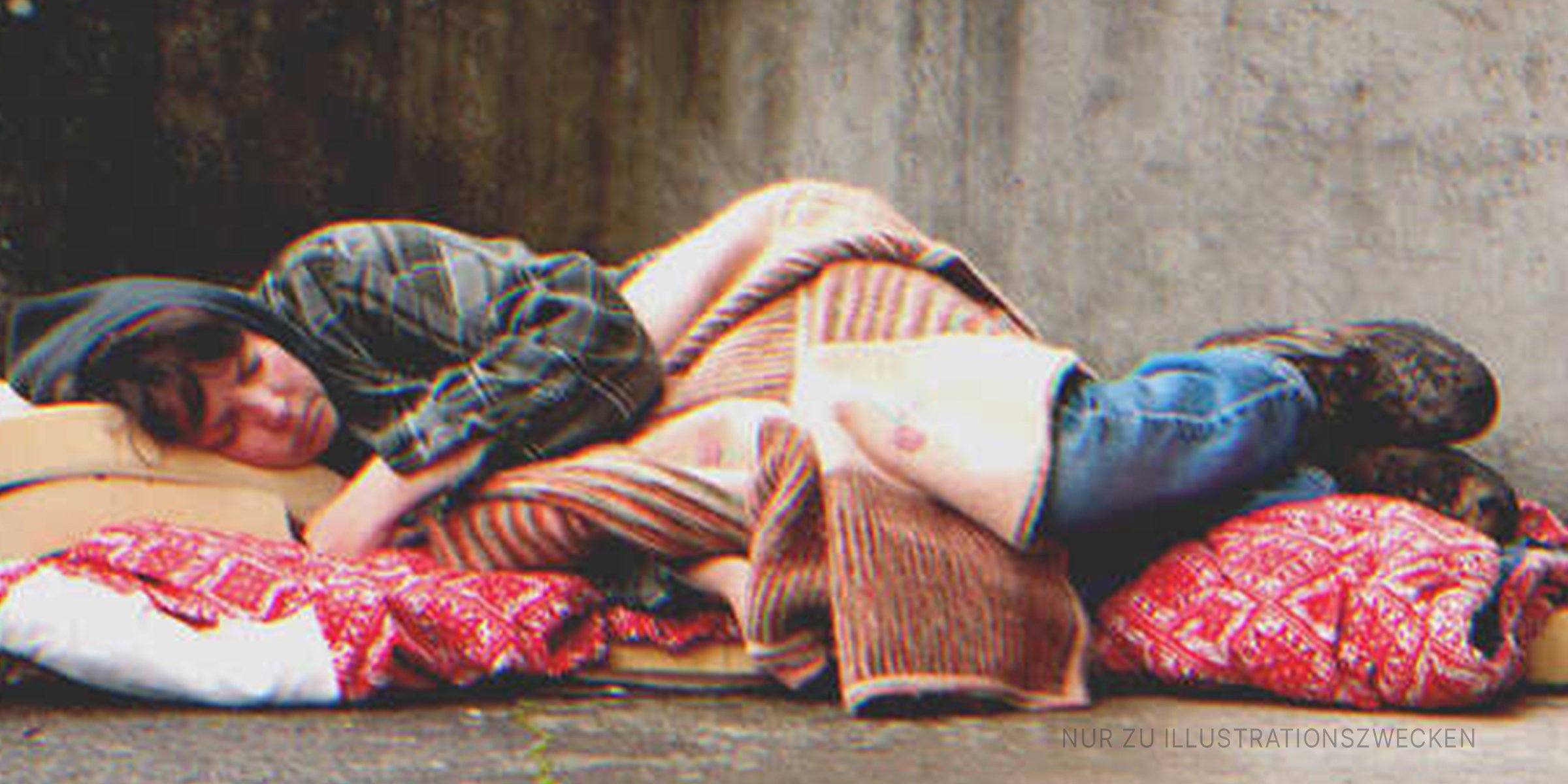 Schwangere Frau, die auf dem Boden schläft. | Quelle: Getty Images