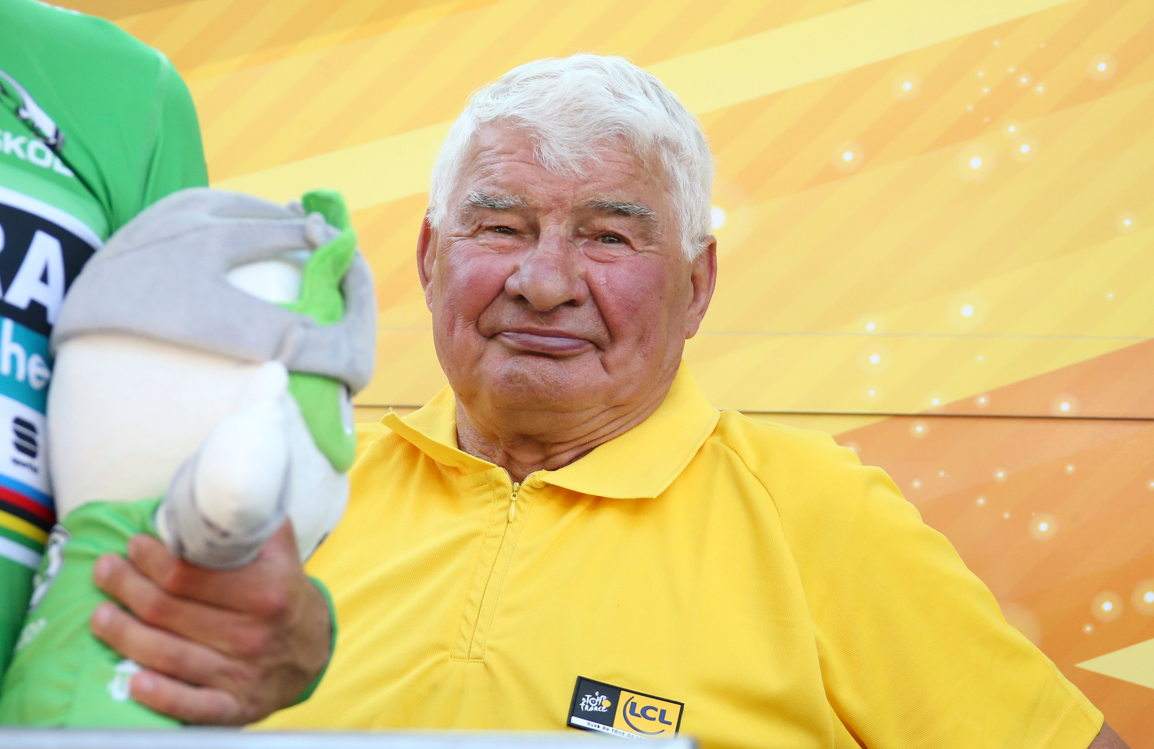 Raymond Poulidor lors de la cérémonie de podium à Bagneres de Luchon, France. | Photo : Getty Images