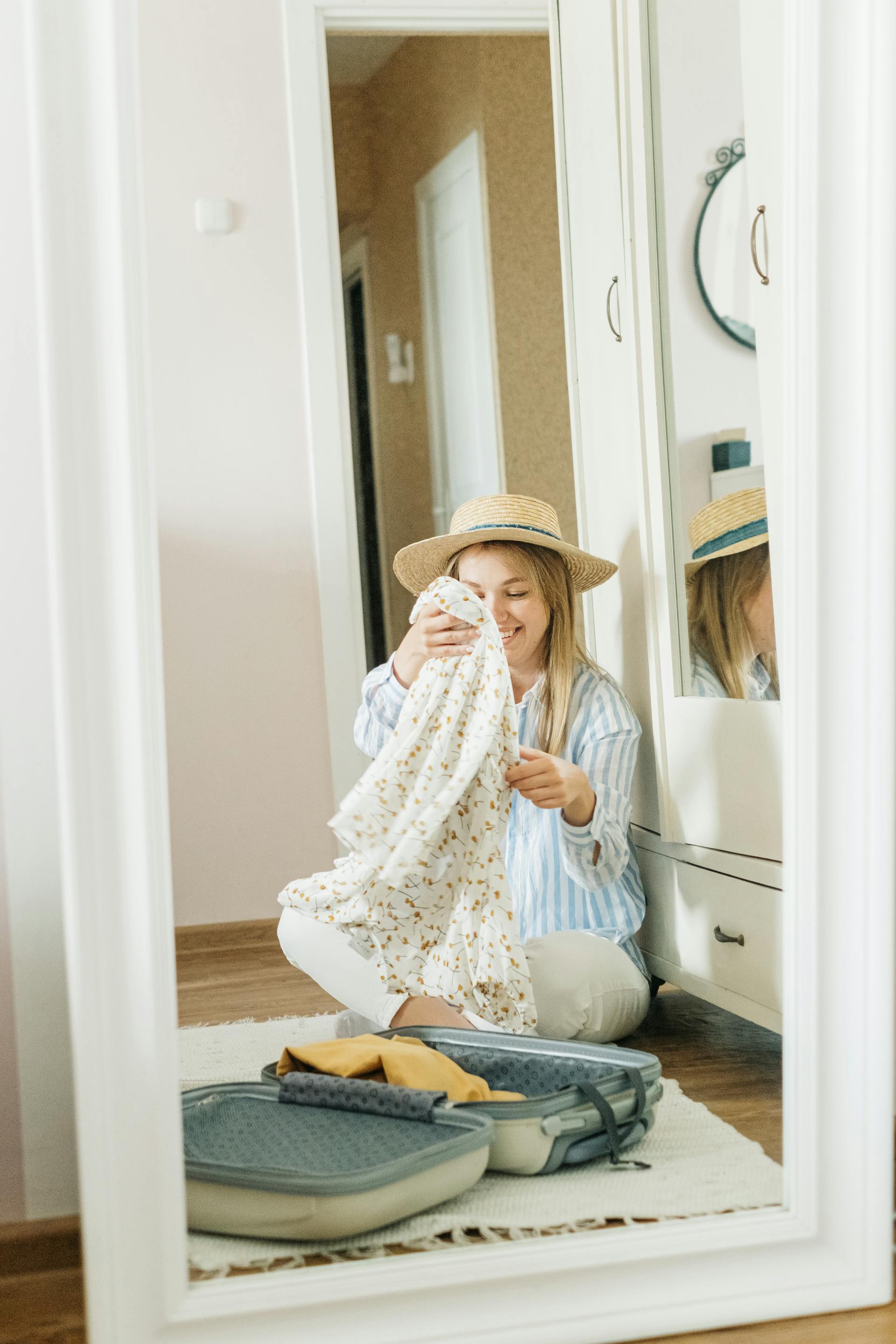 A woman packing clothes | Source: Pexels