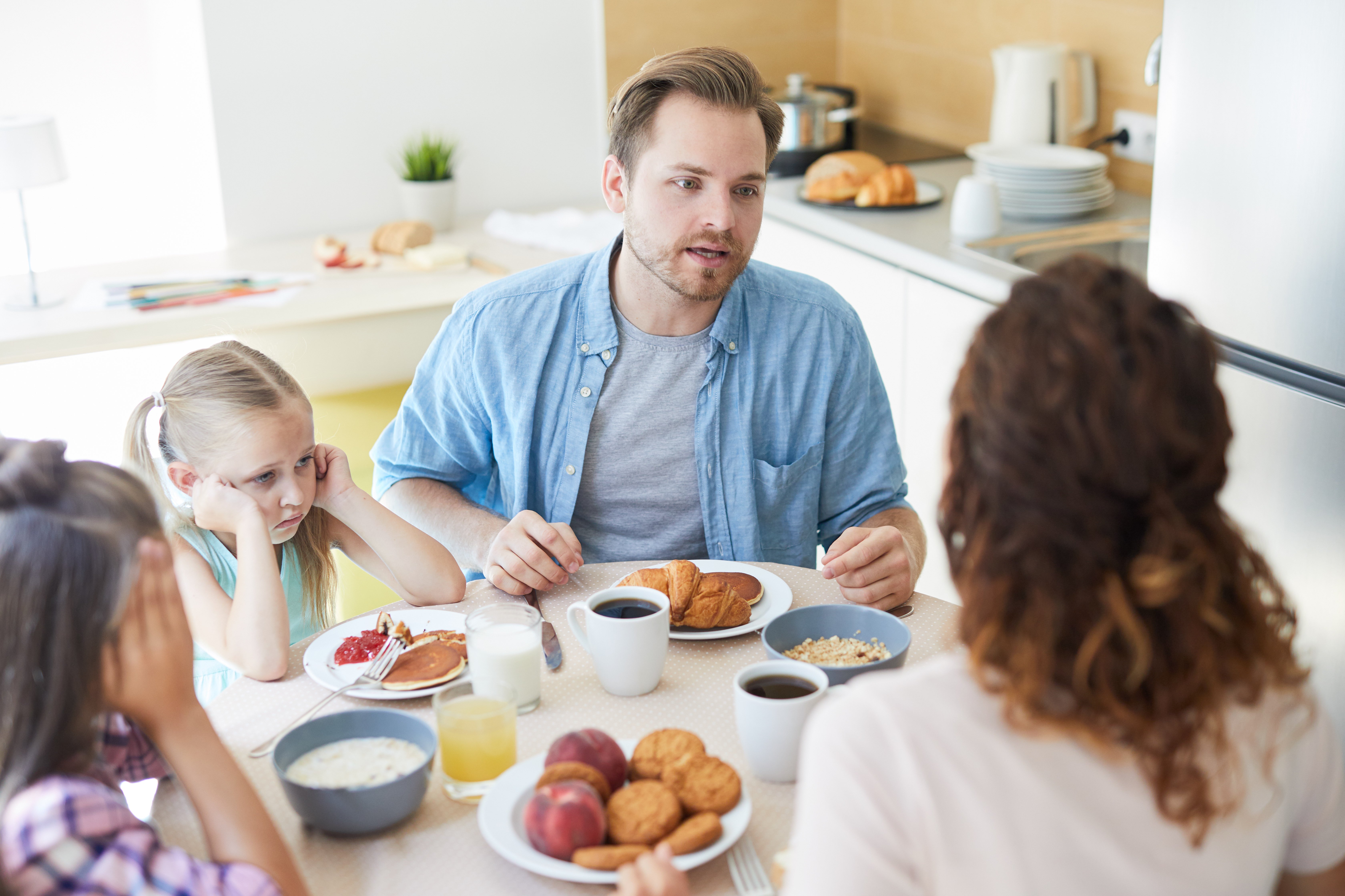 Family having lunch while kids are upset | Photo: Getty Images