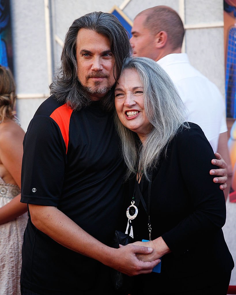 Actor Robby Benson (L) and his wife Karla DeVito (R) arrive at the "Beauty And The Beast" sing-a-long premiere and DVD release party at the El Capitan Theatre on October 2, 2010 in Hollywood, California. | Source: Getty Images