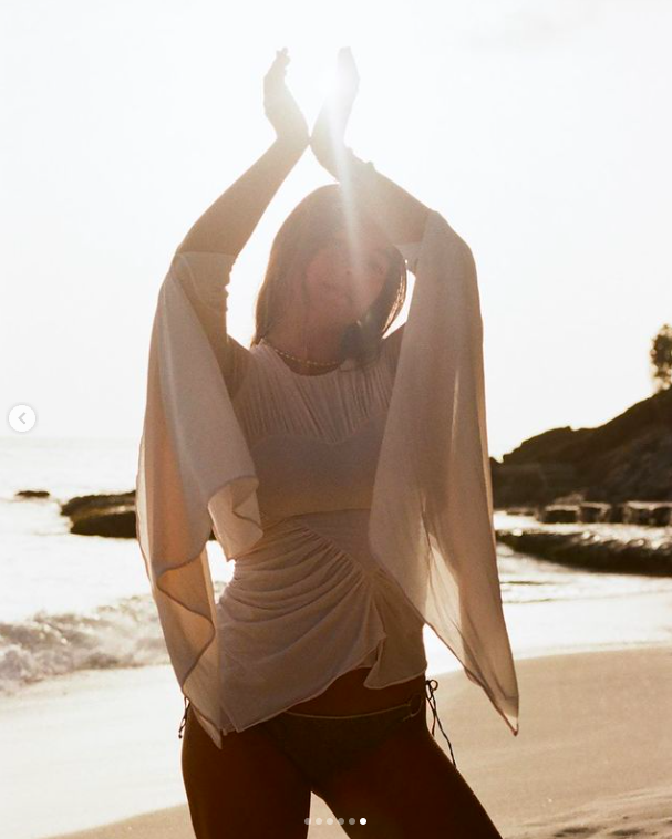 Lola Consuelos posing for a picture on the beach, posted on August 30, 2023 | Source: Instagram/theyoungestyung