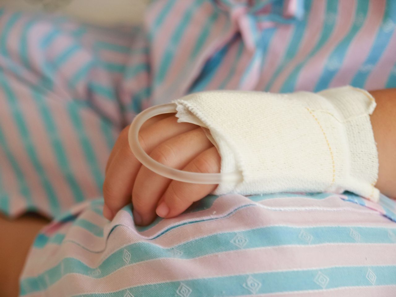 Une insertion de dextrose sur le bras d'un enfant. | Source : Shutterstock
