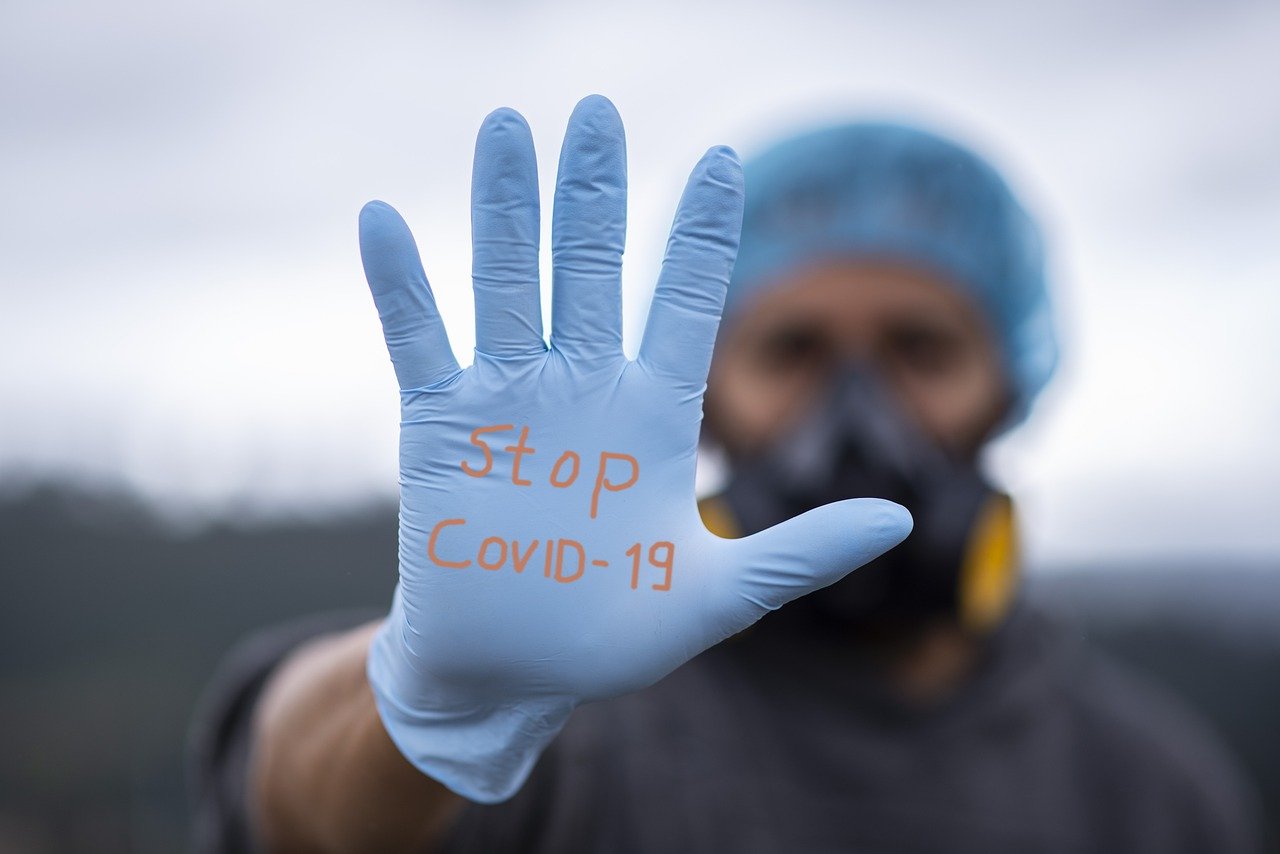 Médico muestra guante con el letrero “Detente COVID-19”. | Foto: Getty Images