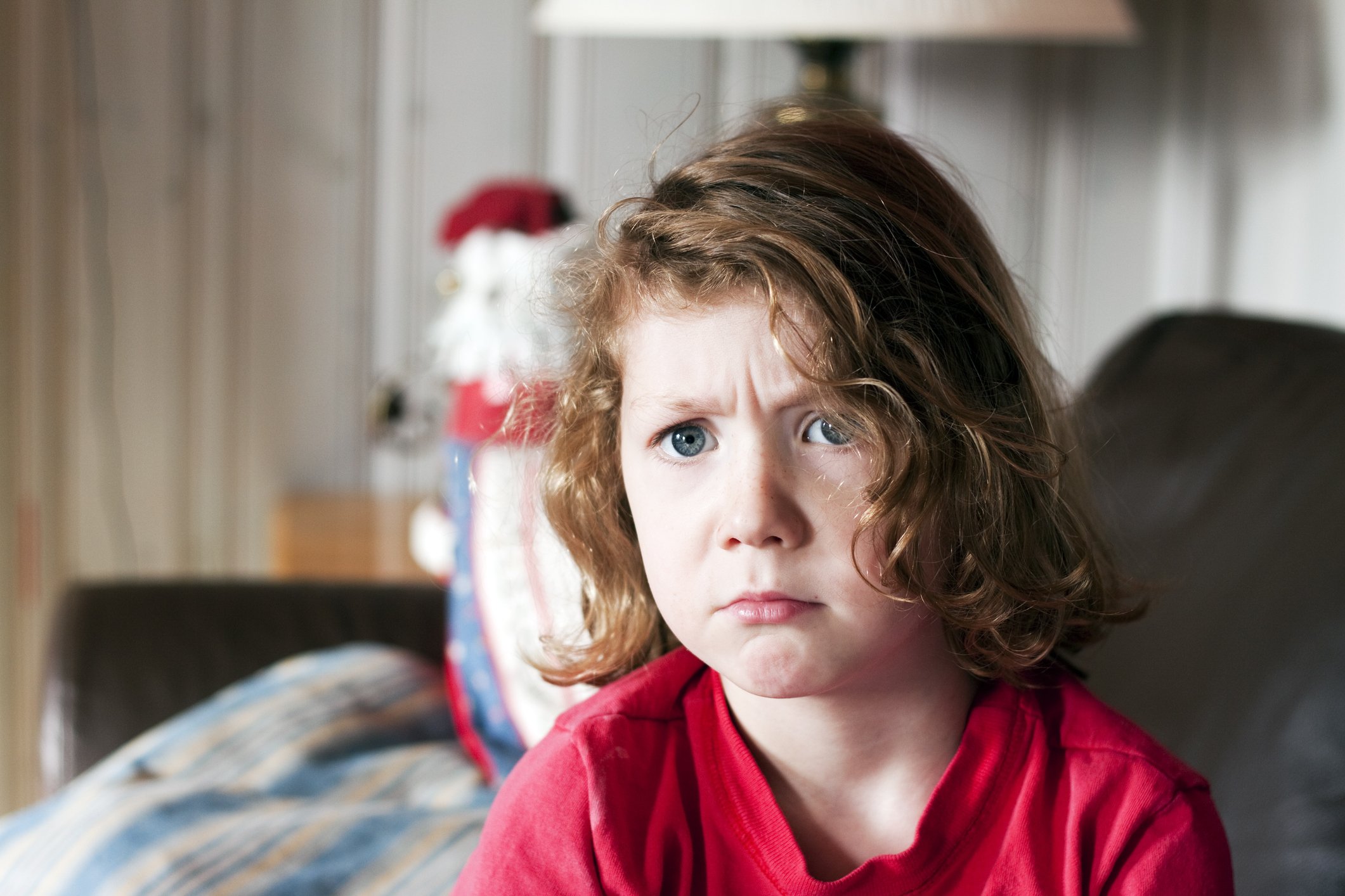 Ein fünfjähriger Junge mit schulterlangem blondem Haar runzelt die Stirn. I Quelle: Getty Images